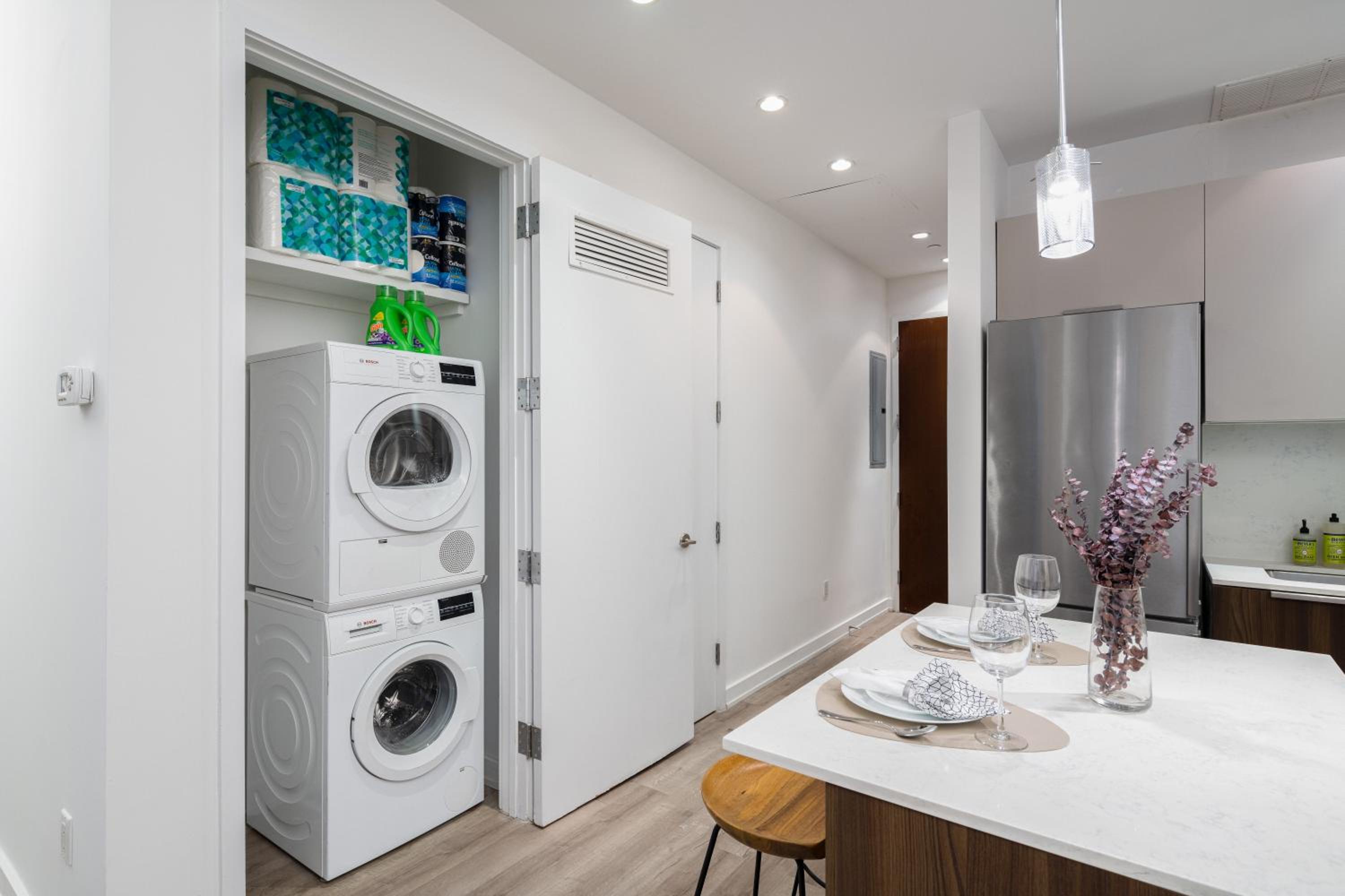 Spacious Luxury 2BD Downtown Gym W/D Doorman