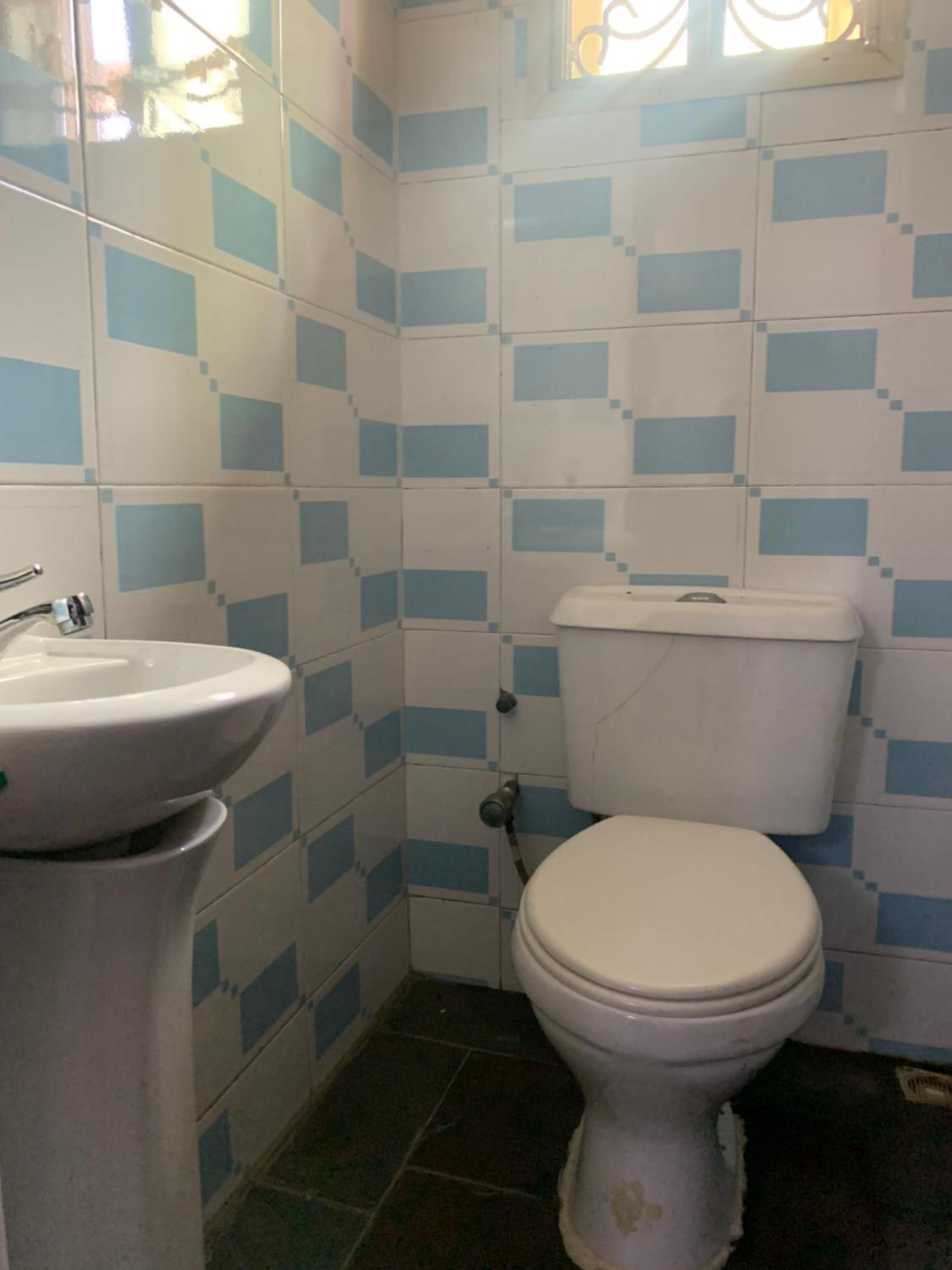 Comfortable 2BDR Apt - Superb power supply, Wi-Fi, Kitchen, Netflix, Mins to Airport view 3