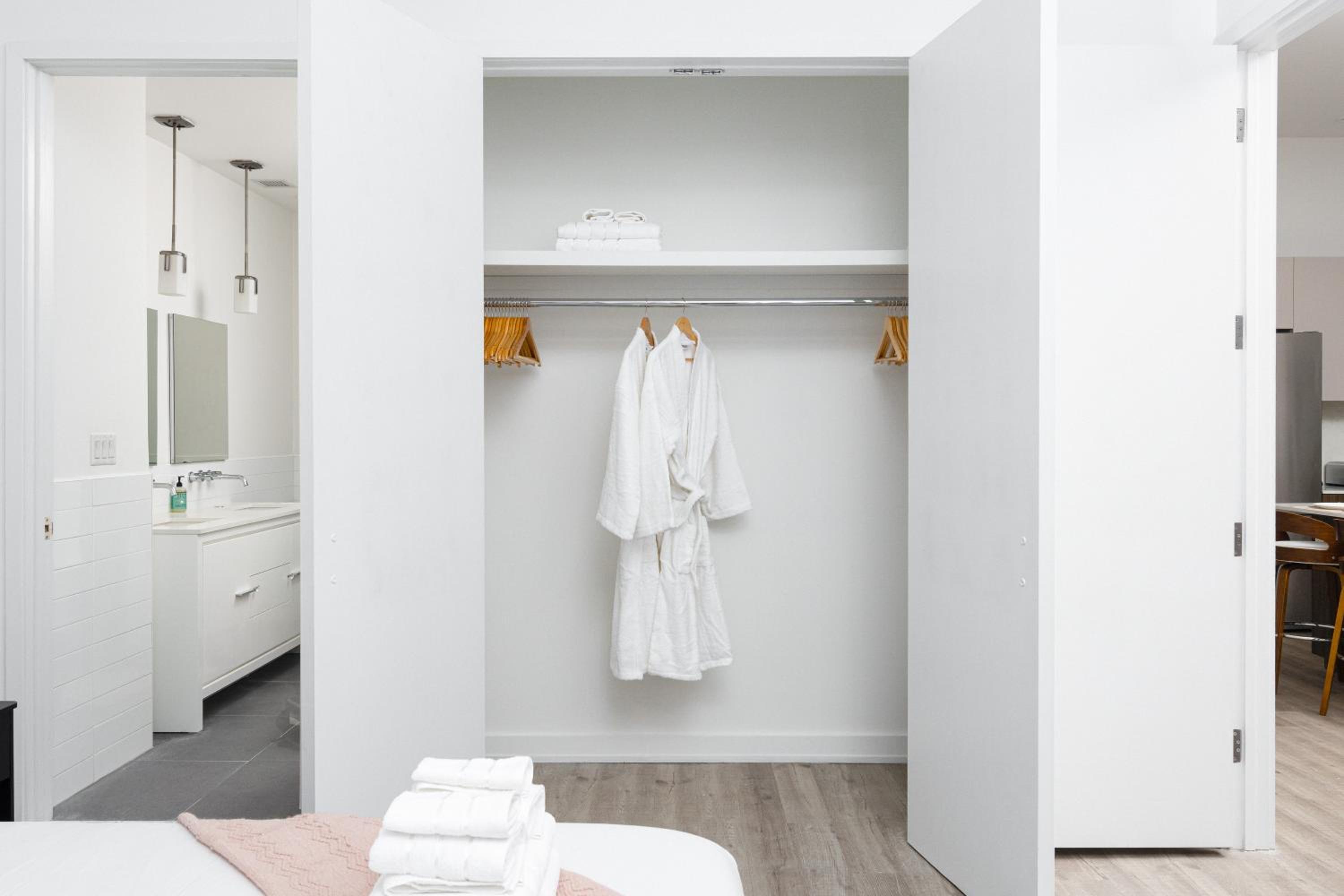 Chic 1BD with Rooftop W/D in Unit Downtown