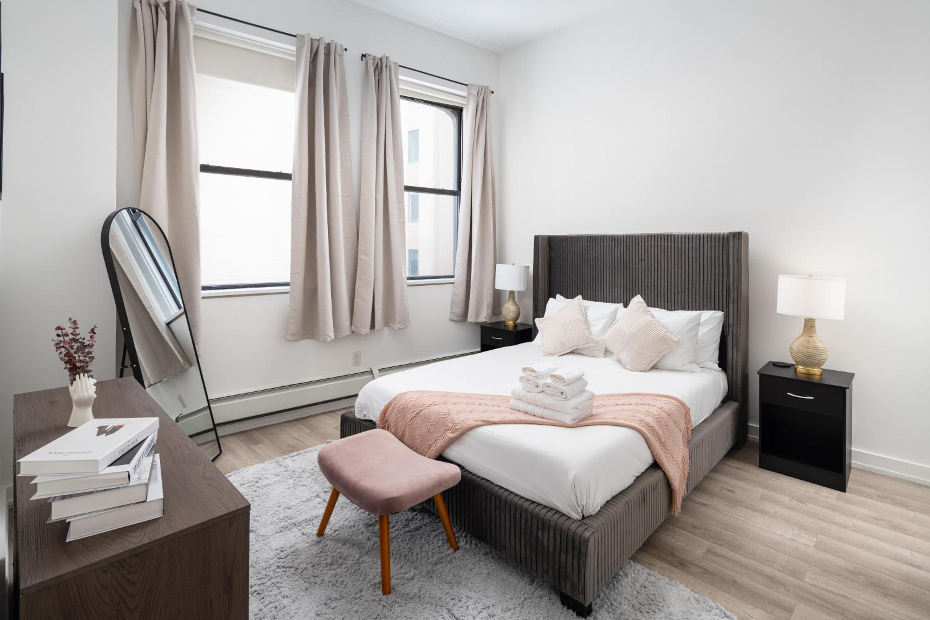 Chic 1BD with Rooftop W/D in Unit Downtown