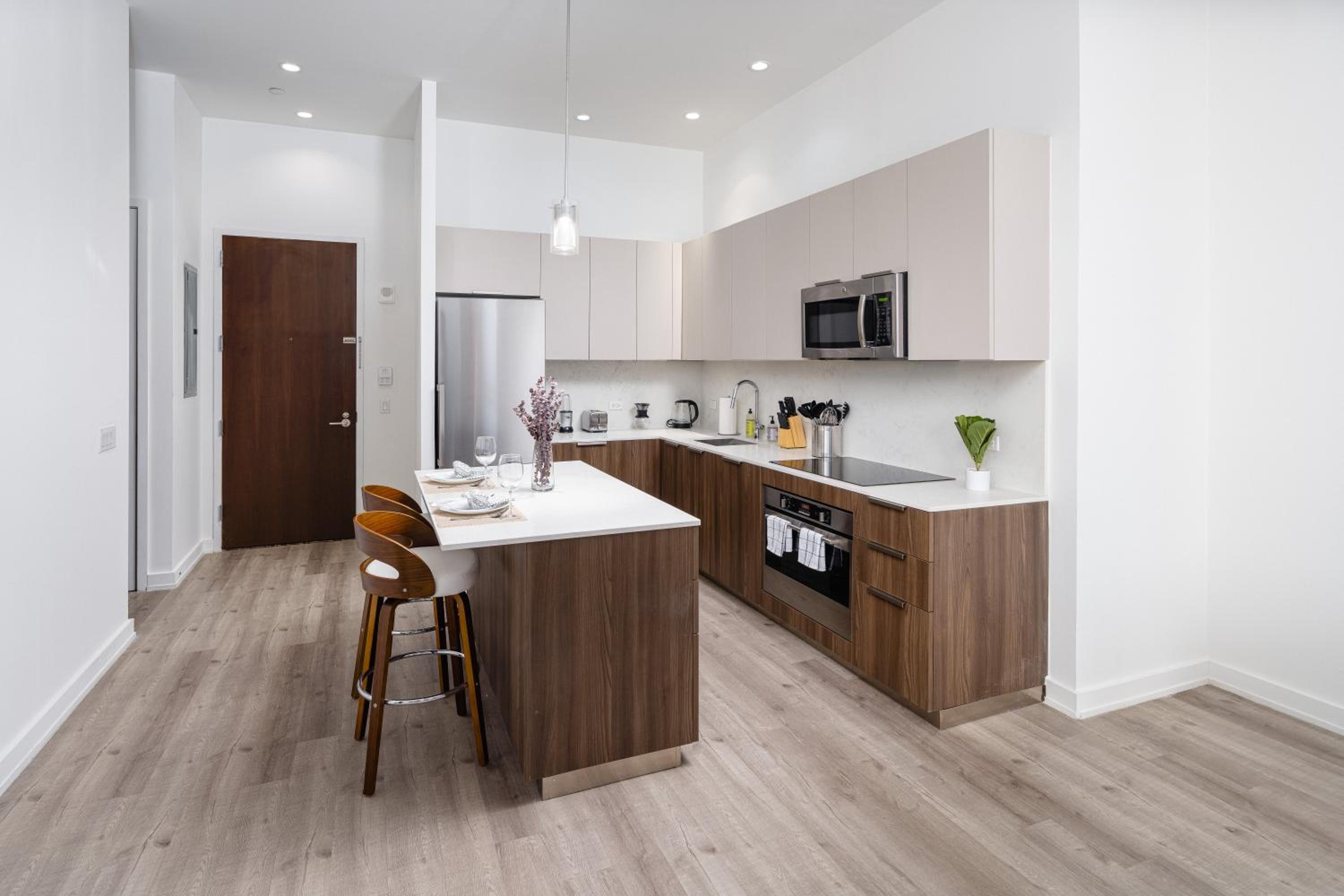 Chic 1BD with Rooftop W/D in Unit Downtown