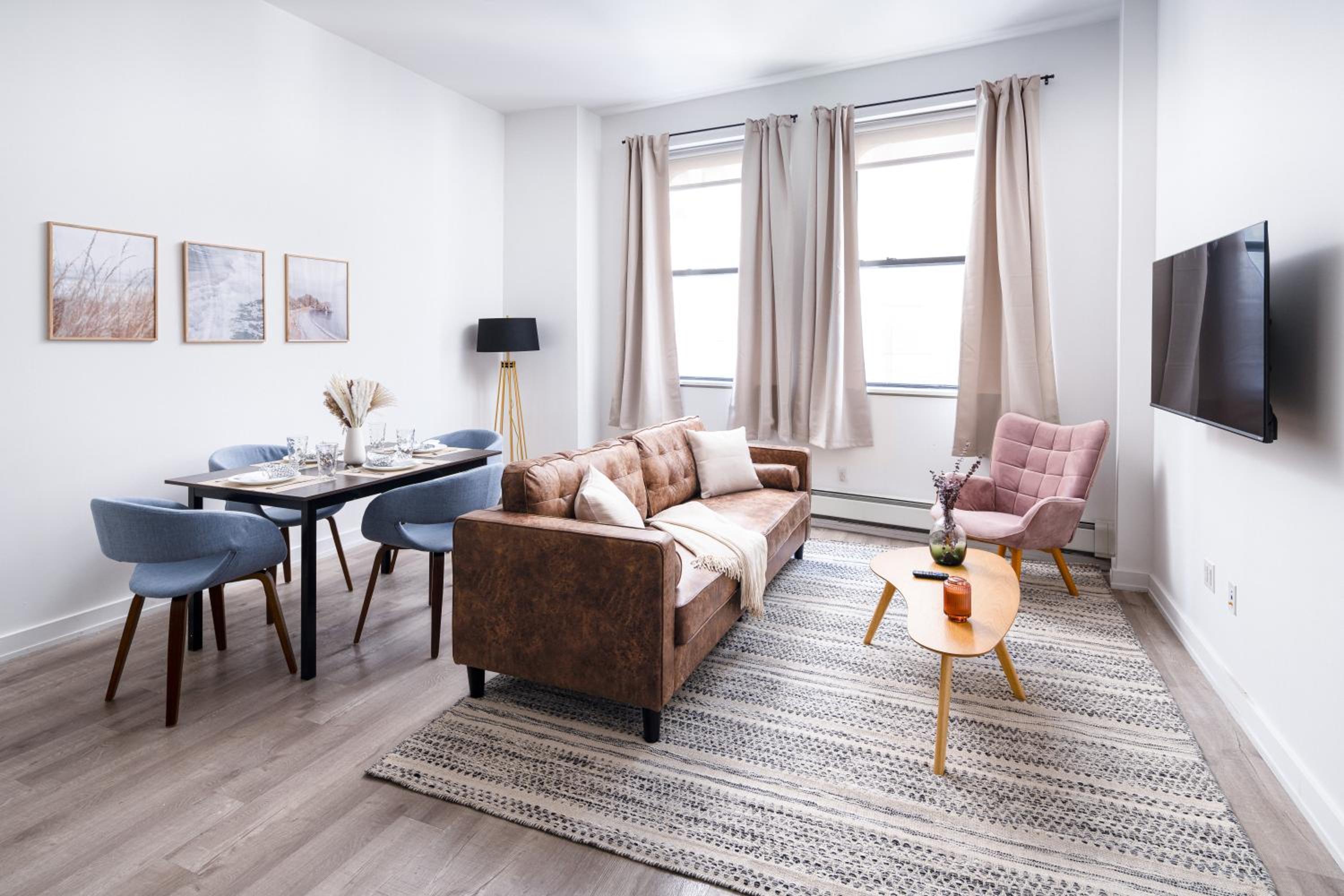 Chic 1BD with Rooftop W/D in Unit Downtown