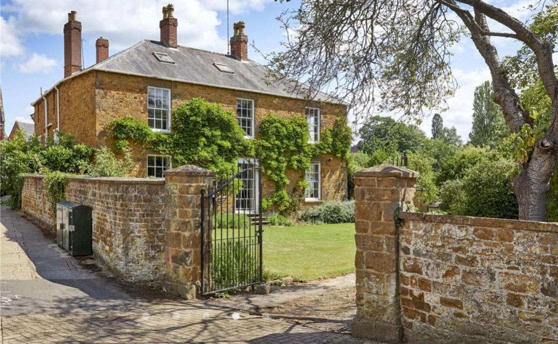 Large room in Stunning Cottage Edge of the Cotswolds