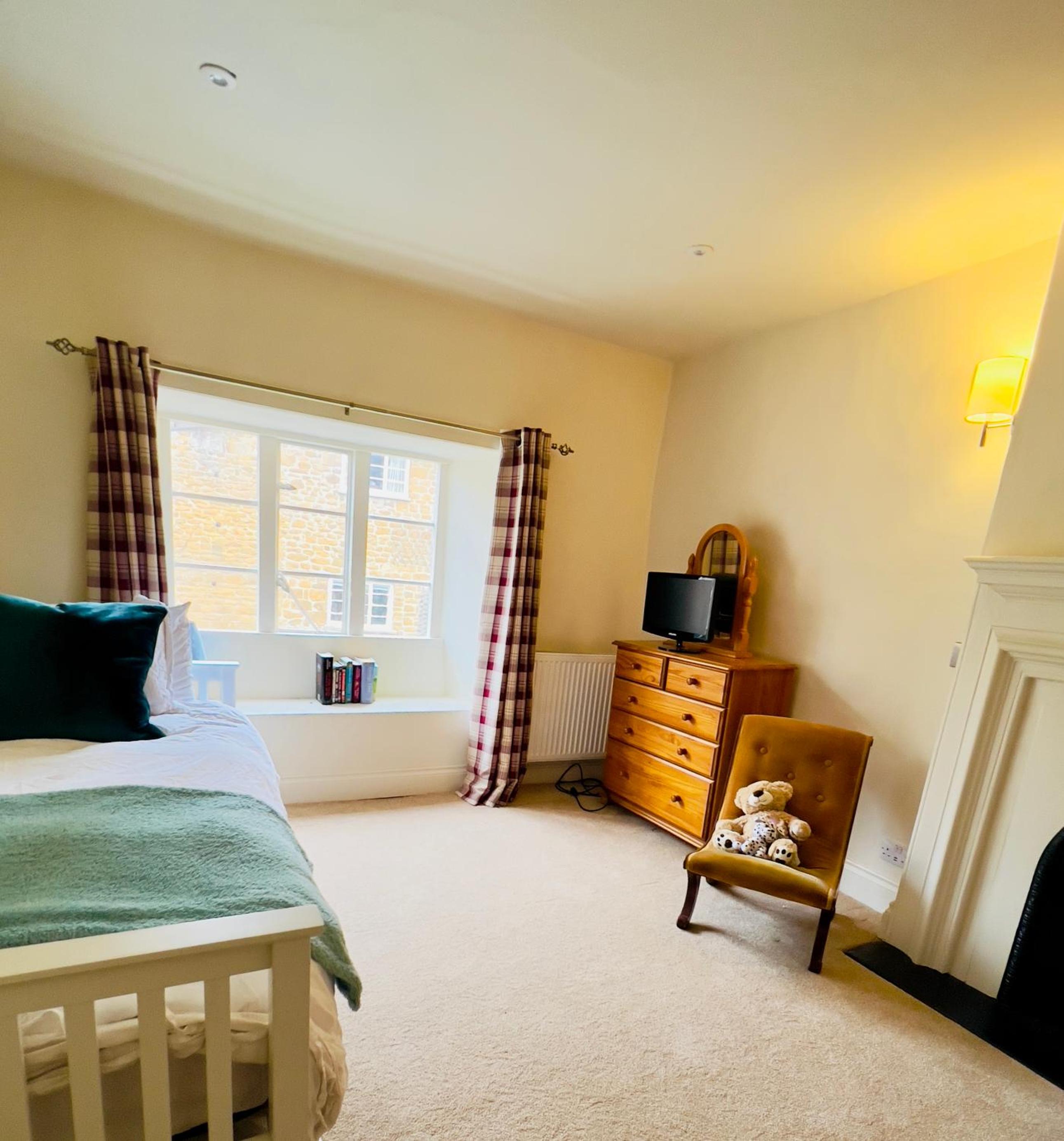 Large room in Stunning Cottage Edge of the Cotswolds