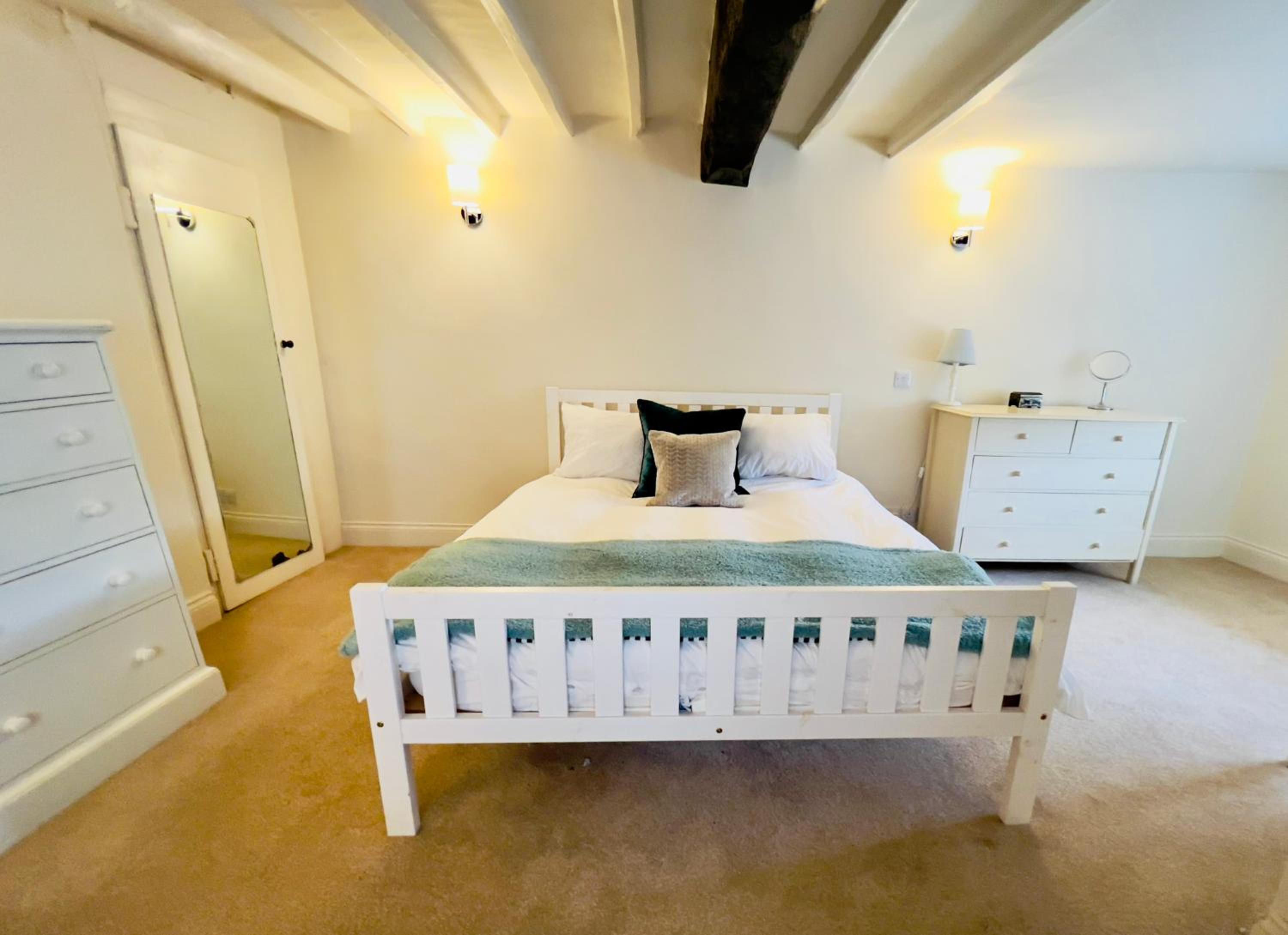 Large room in Stunning Cottage Edge of the Cotswolds
