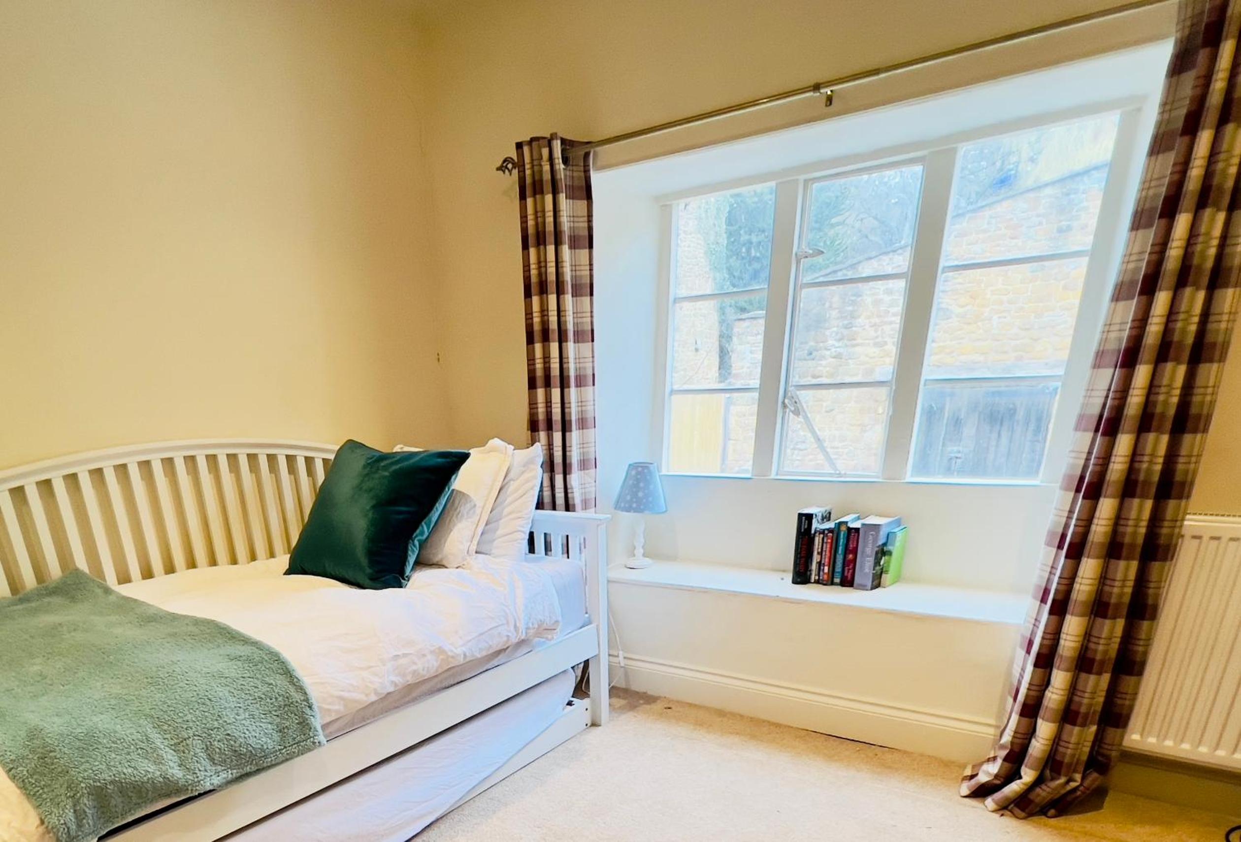 Large room in Stunning Cottage Edge of the Cotswolds