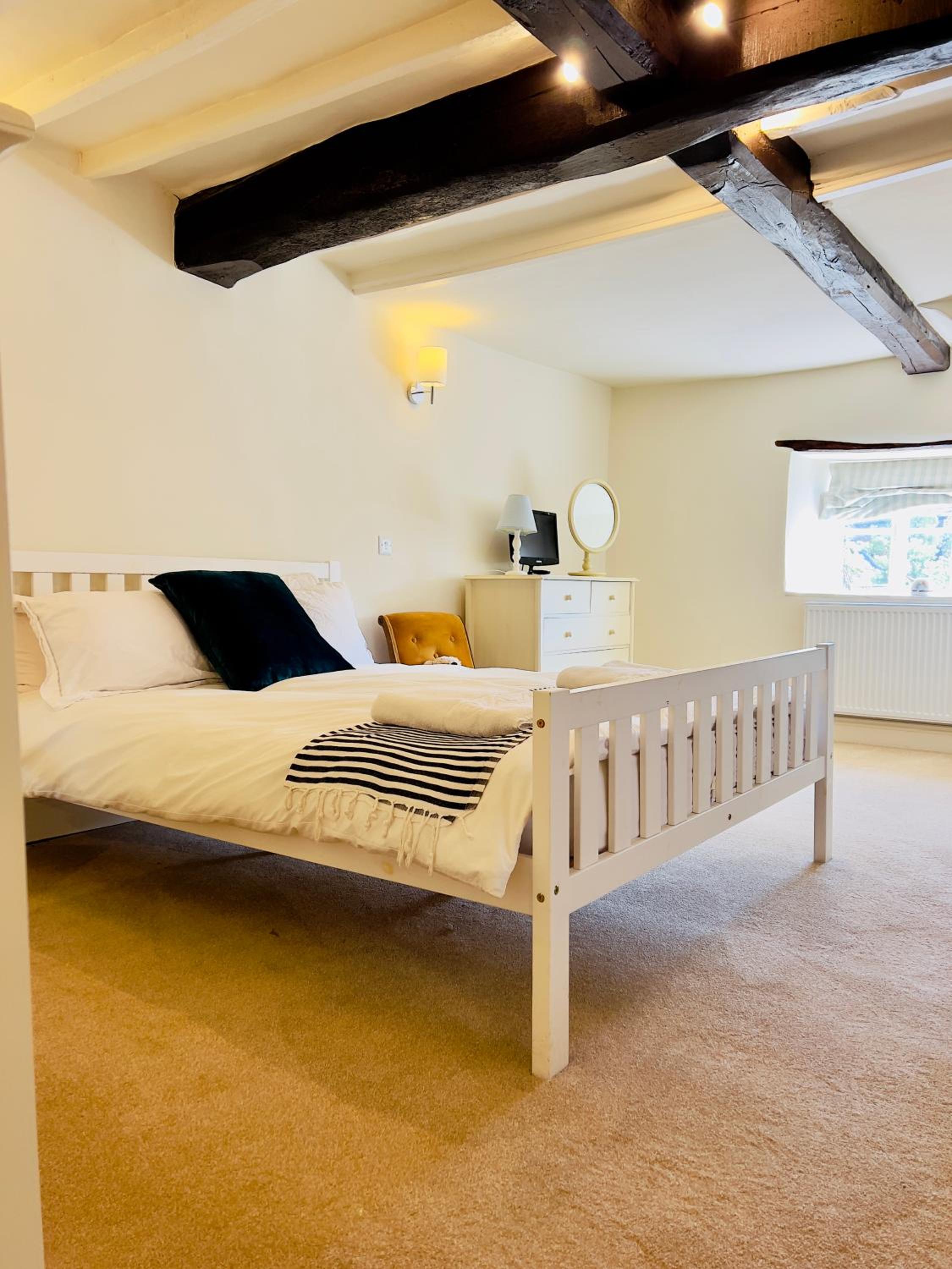 Large room in Stunning Cottage Edge of the Cotswolds