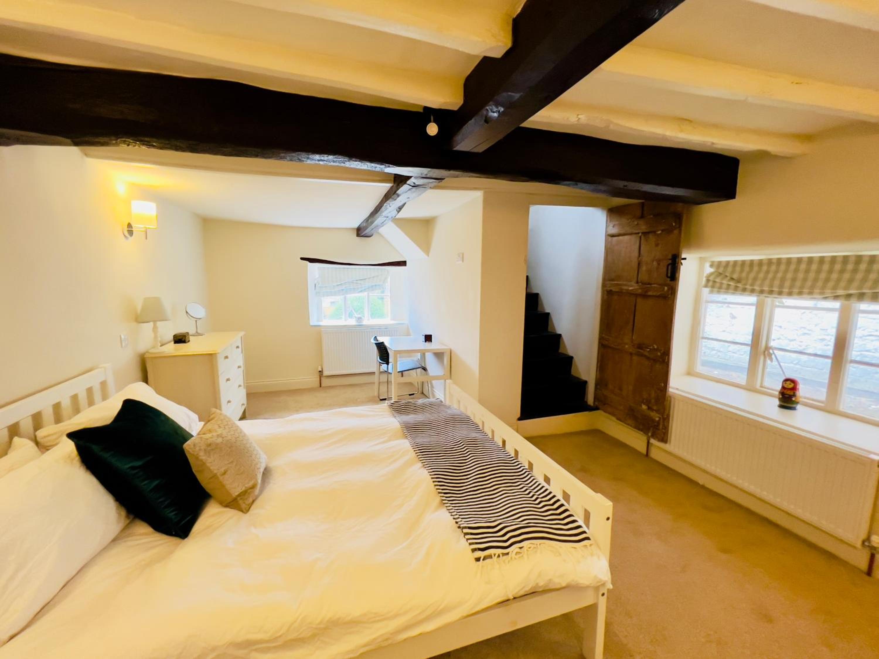 Large room in Stunning Cottage Edge of the Cotswolds