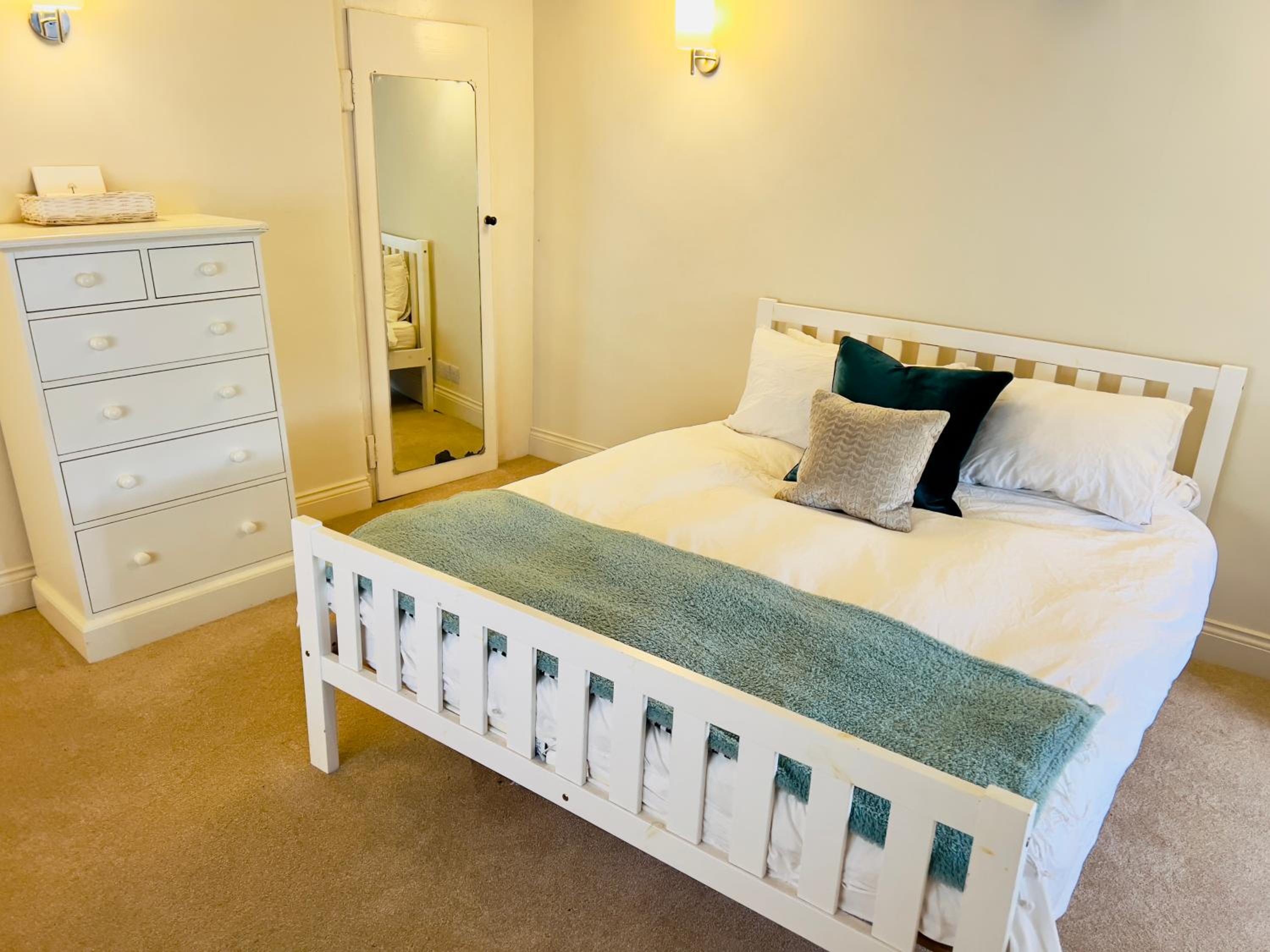 Large room in Stunning Cottage Edge of the Cotswolds