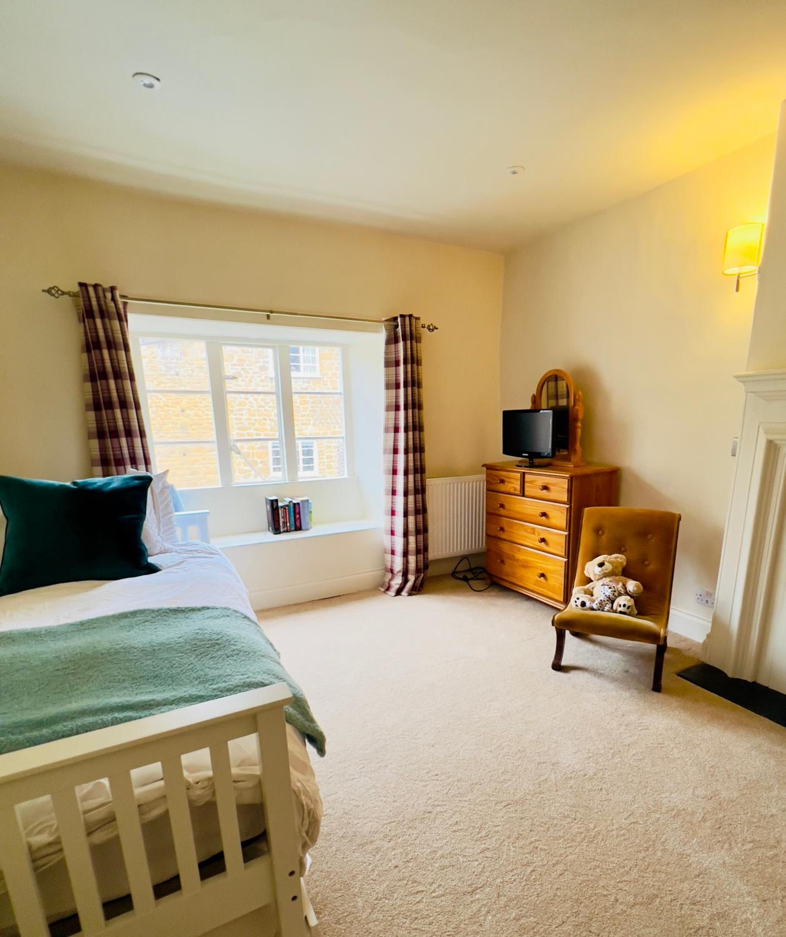 Large room in Stunning Cottage Edge of the Cotswolds