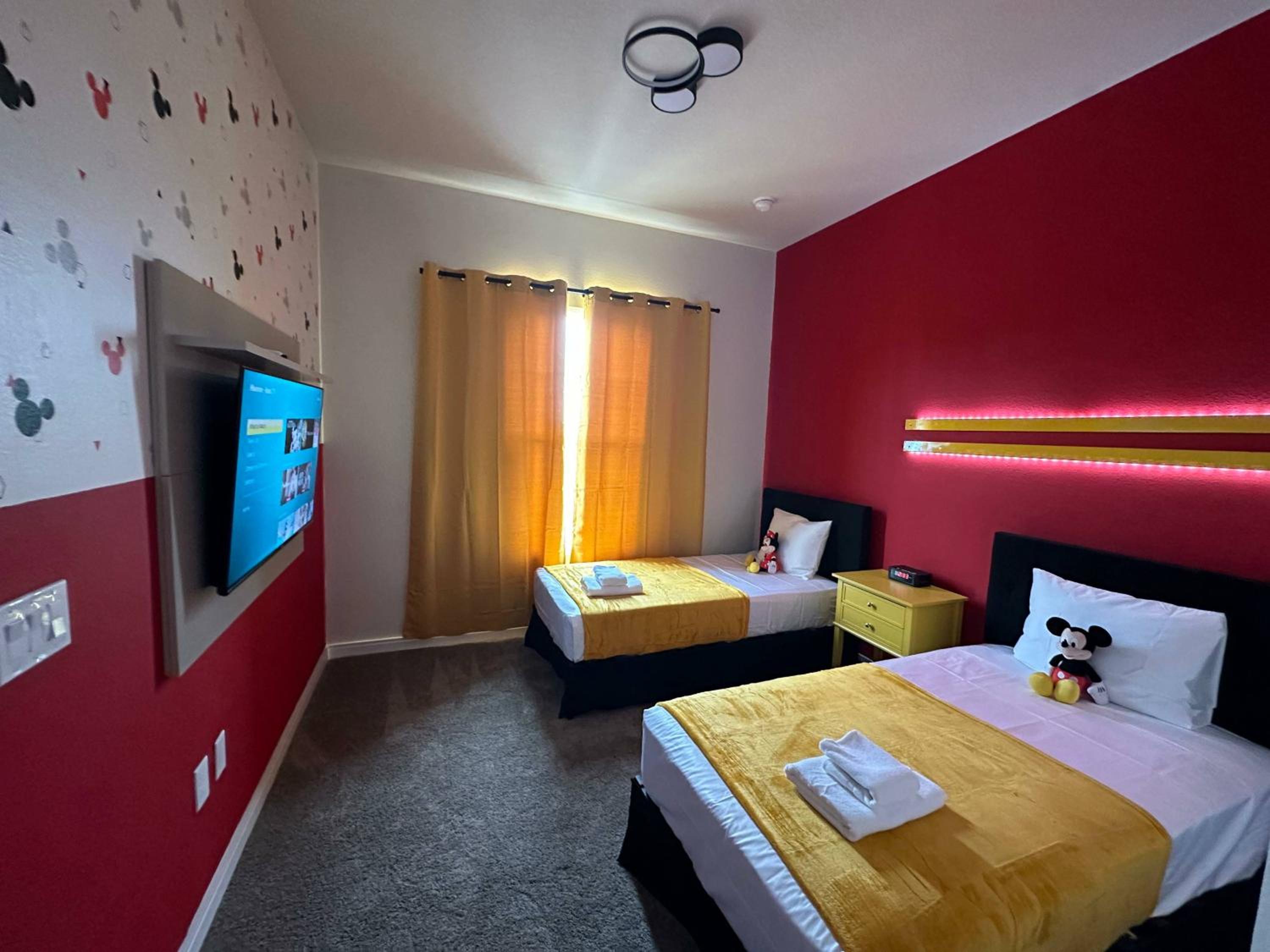 Mickey Marvel Hideaway