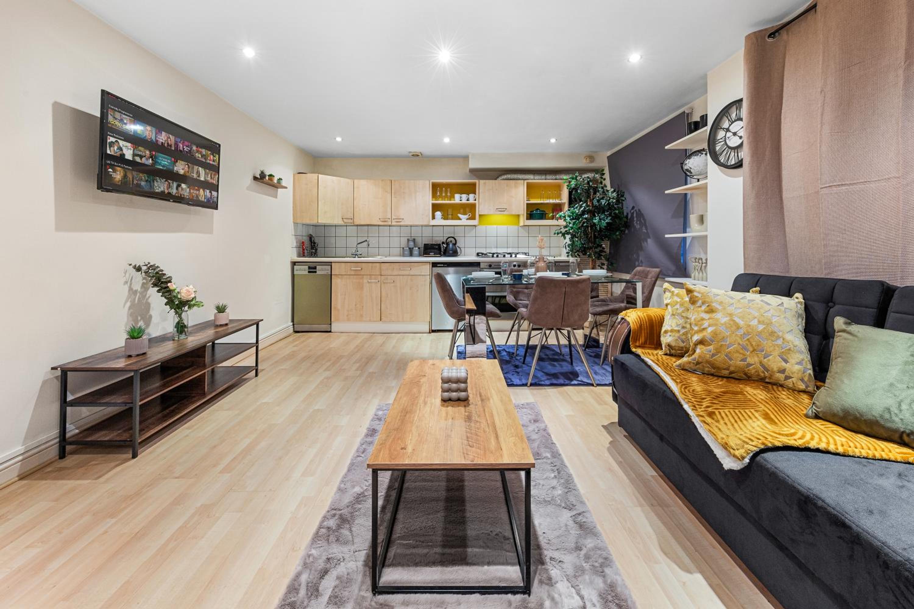 2 Bed Flat - Sleeps 6 - Pets - Parking - Wifi