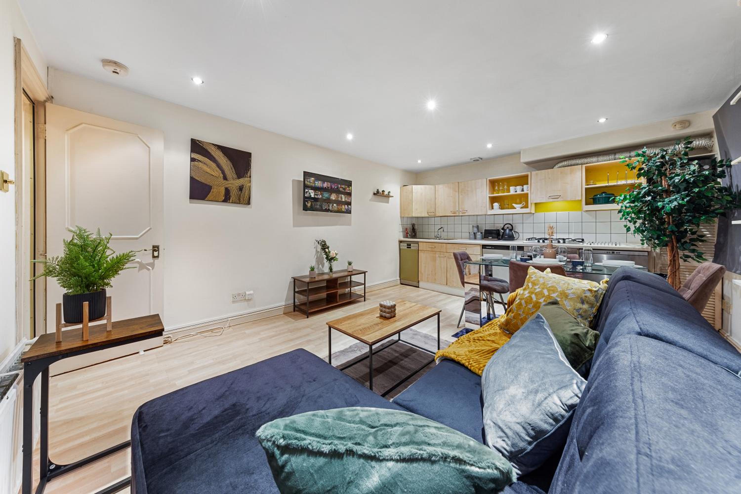2 Bed Flat - Sleeps 6 - Pets - Parking - Wifi