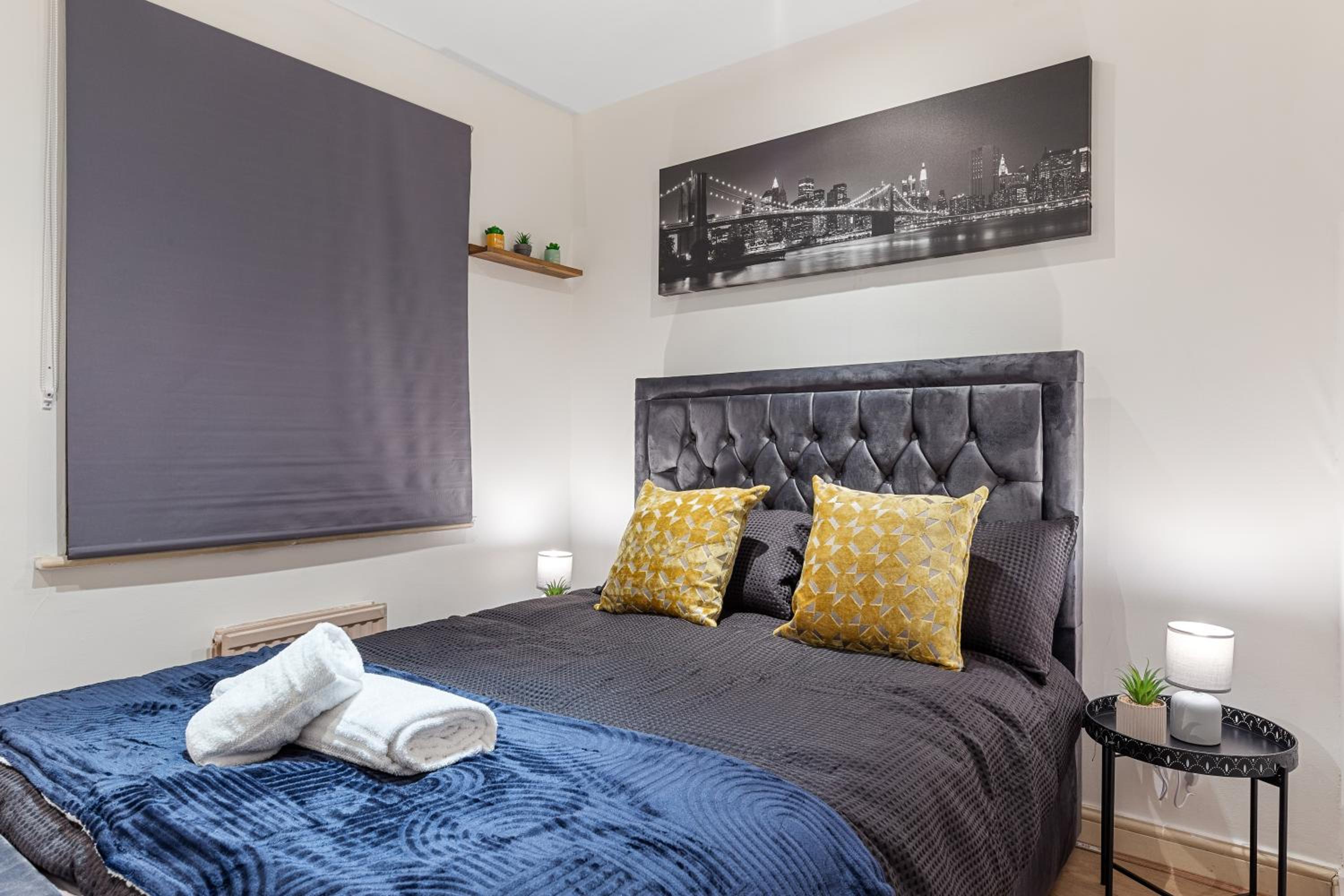2 Bed Flat - Sleeps 6 - Pets - Parking - Wifi