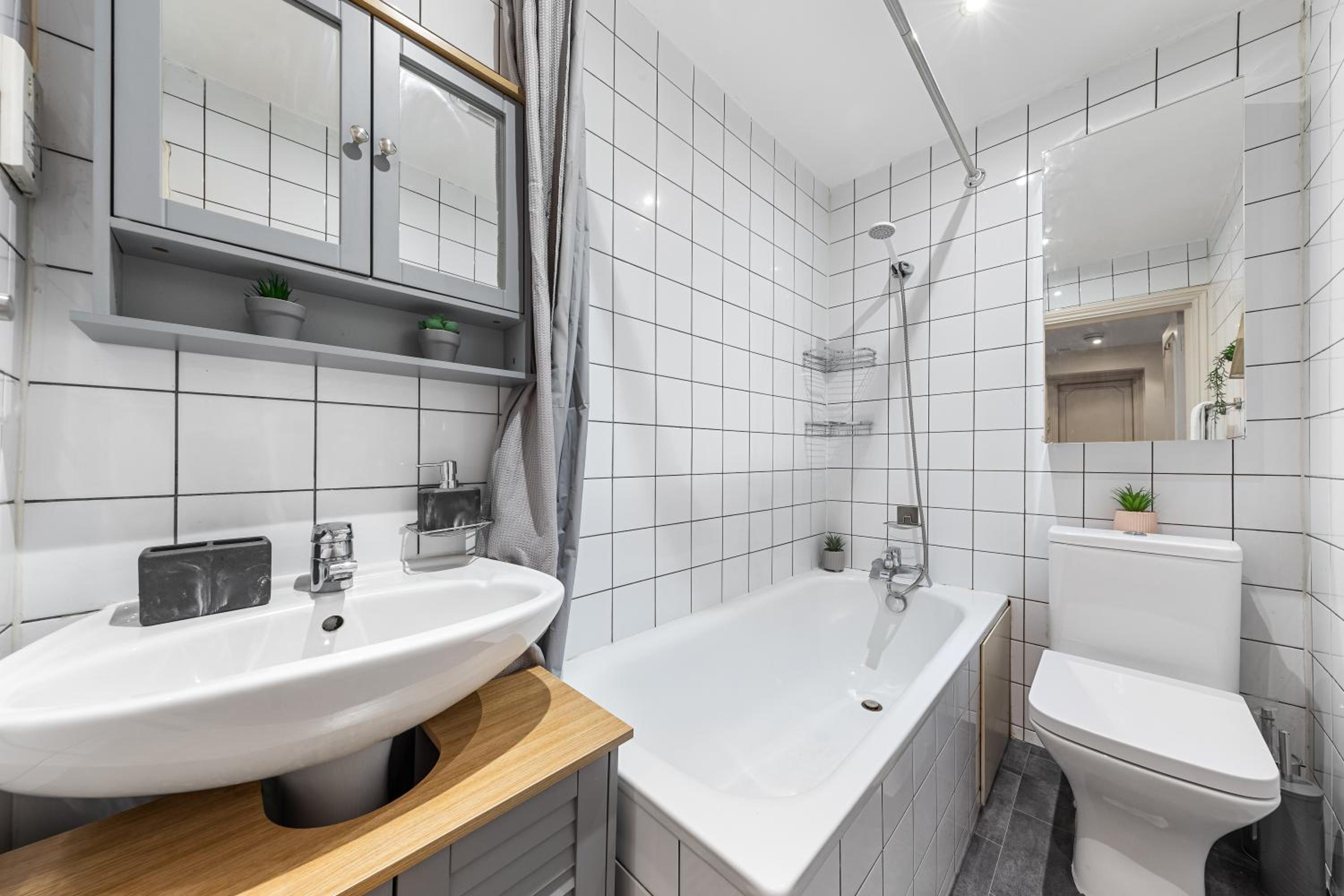 2 Bed Flat - Sleeps 6 - Pets - Parking - Wifi