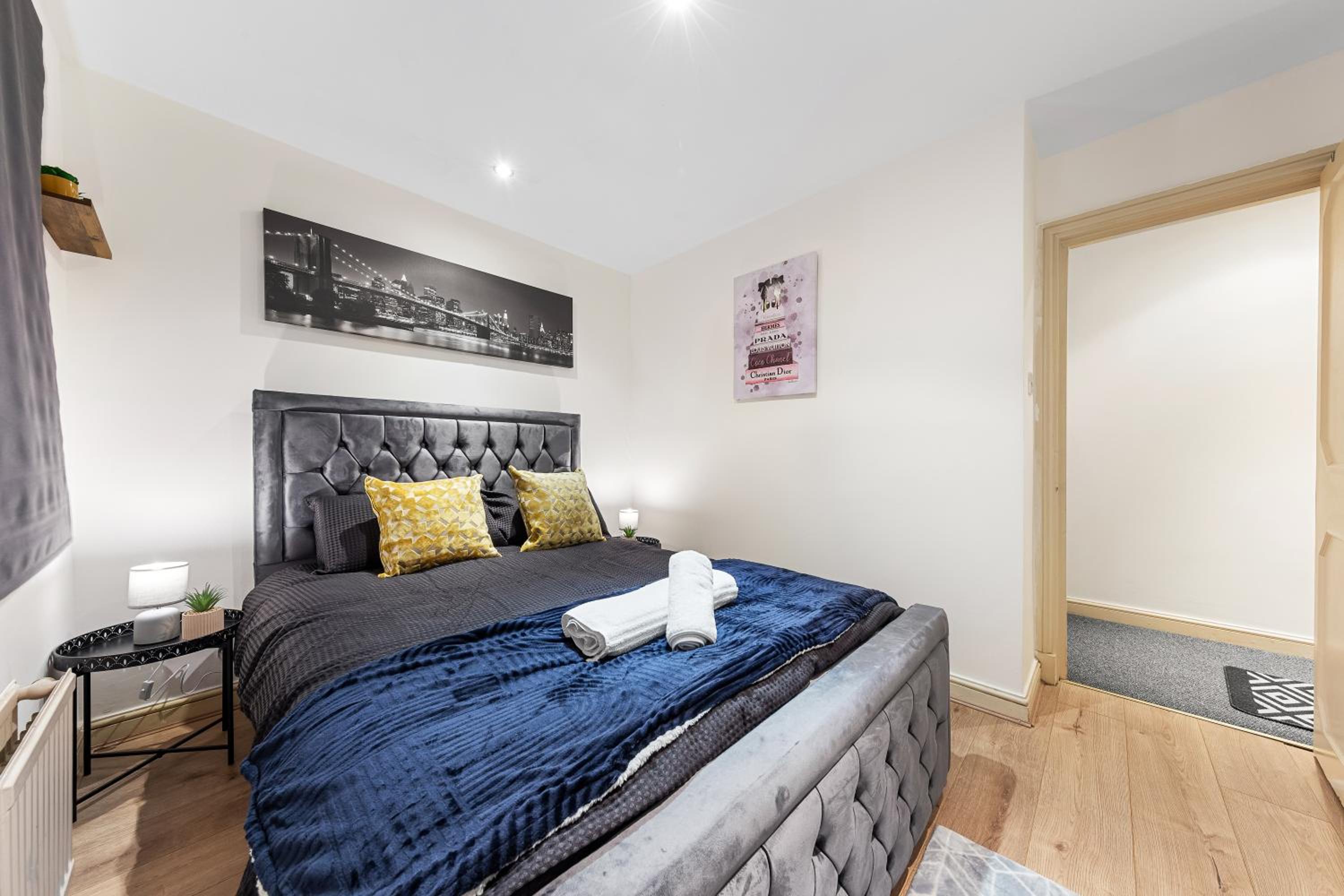 2 Bed Flat - Sleeps 6 - Pets - Parking - Wifi
