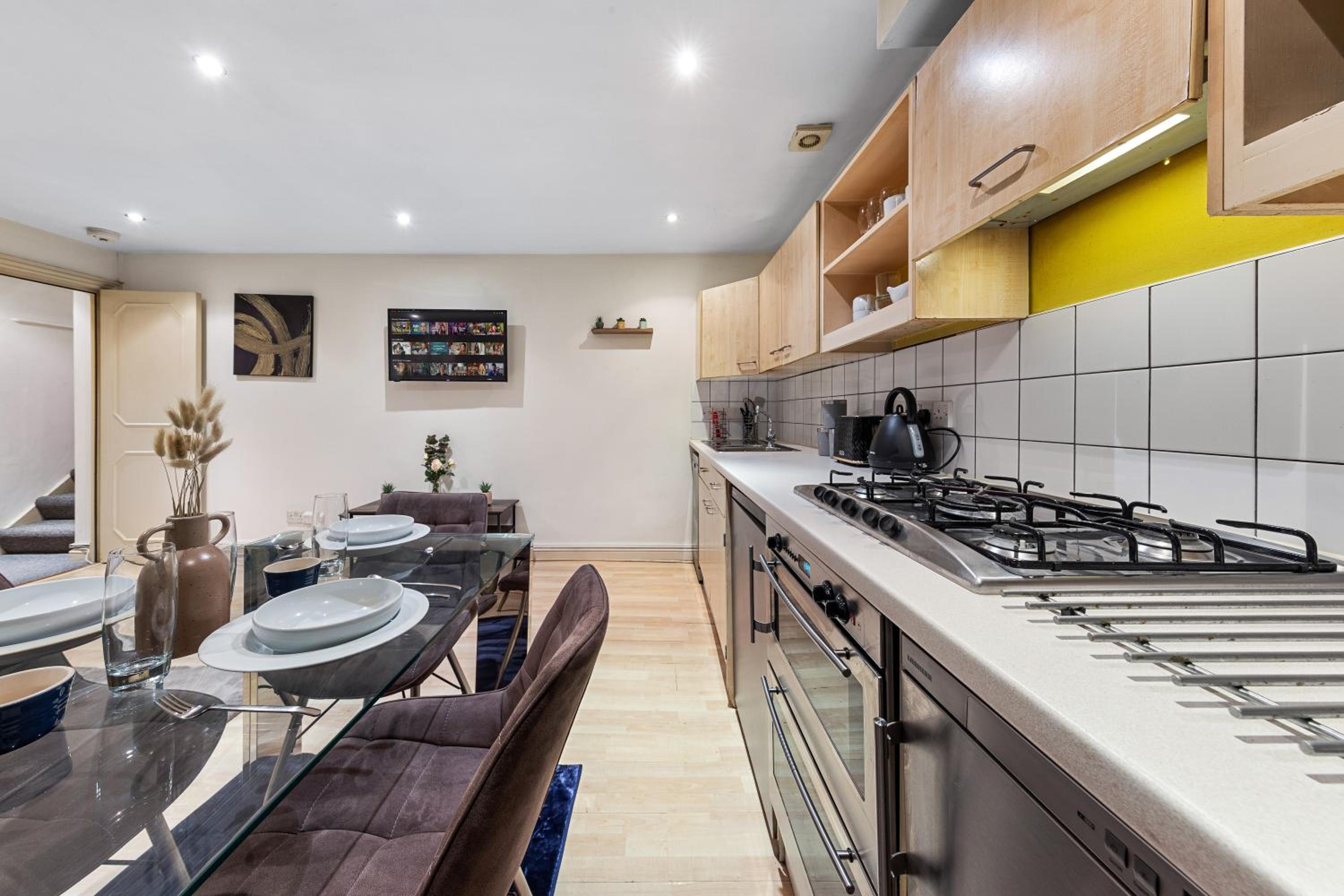 2 Bed Flat - Sleeps 6 - Pets - Parking - Wifi