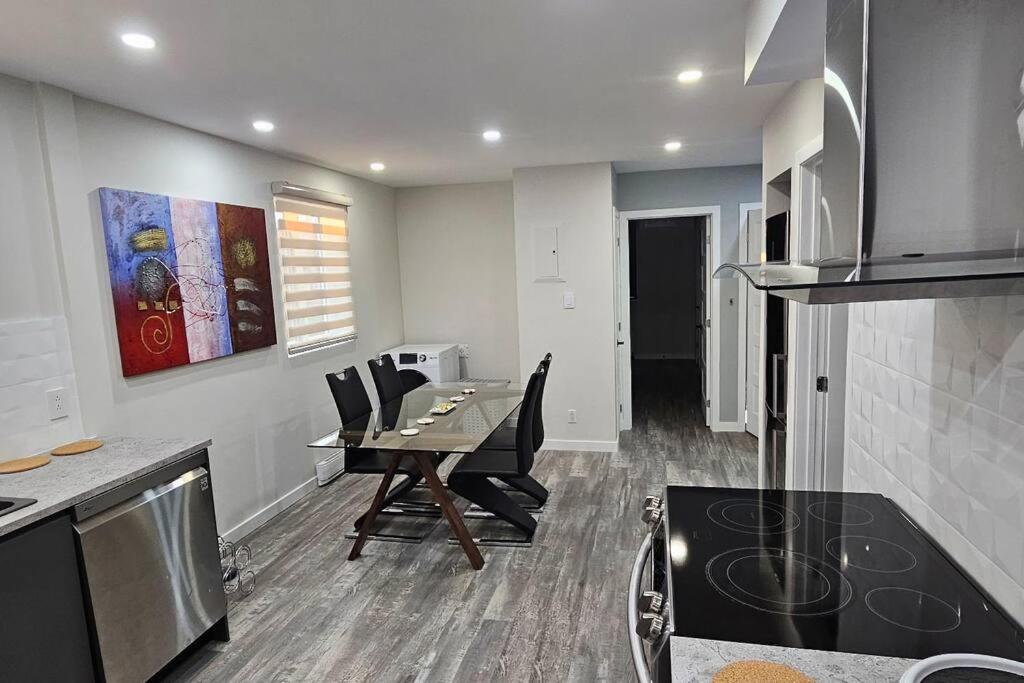 Spacious bright Apt,Parking and self check-in