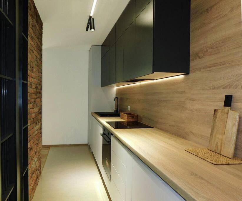 Queen's luxury Apartment view 4