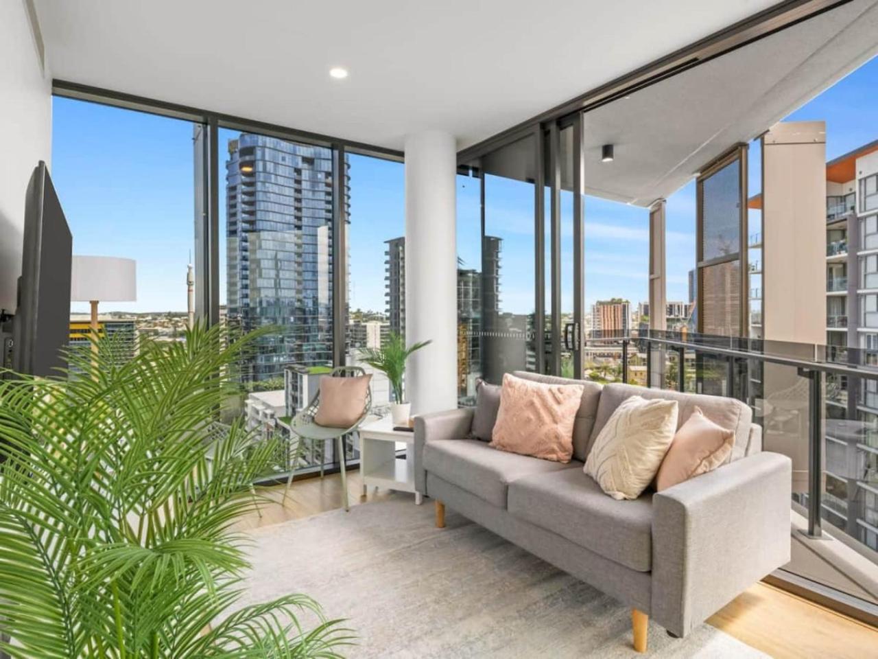 City Chic Living w Sunset Views 2BD1 Studio Apt