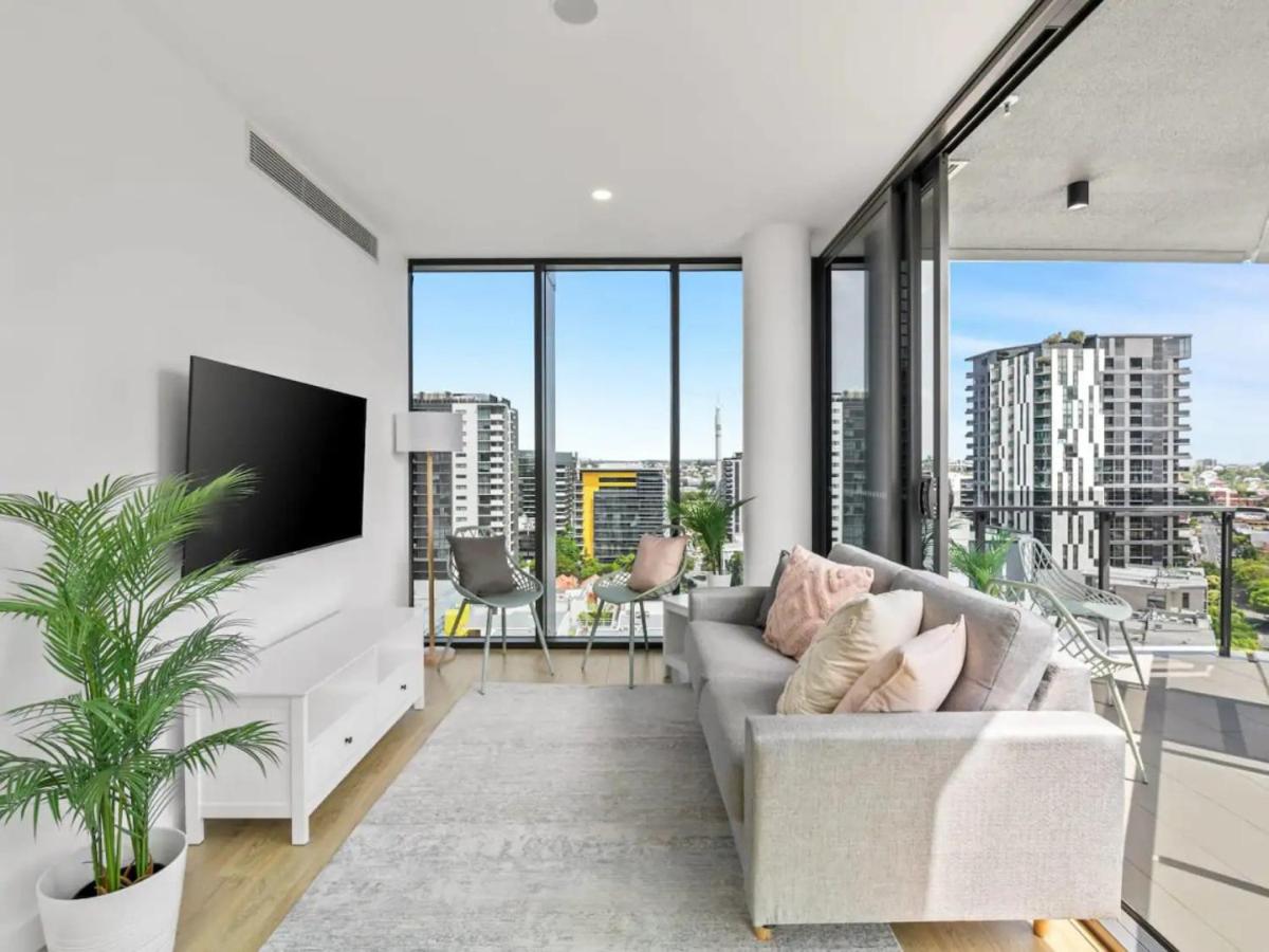 City Chic Living w Sunset Views 2BD1 Studio Apt