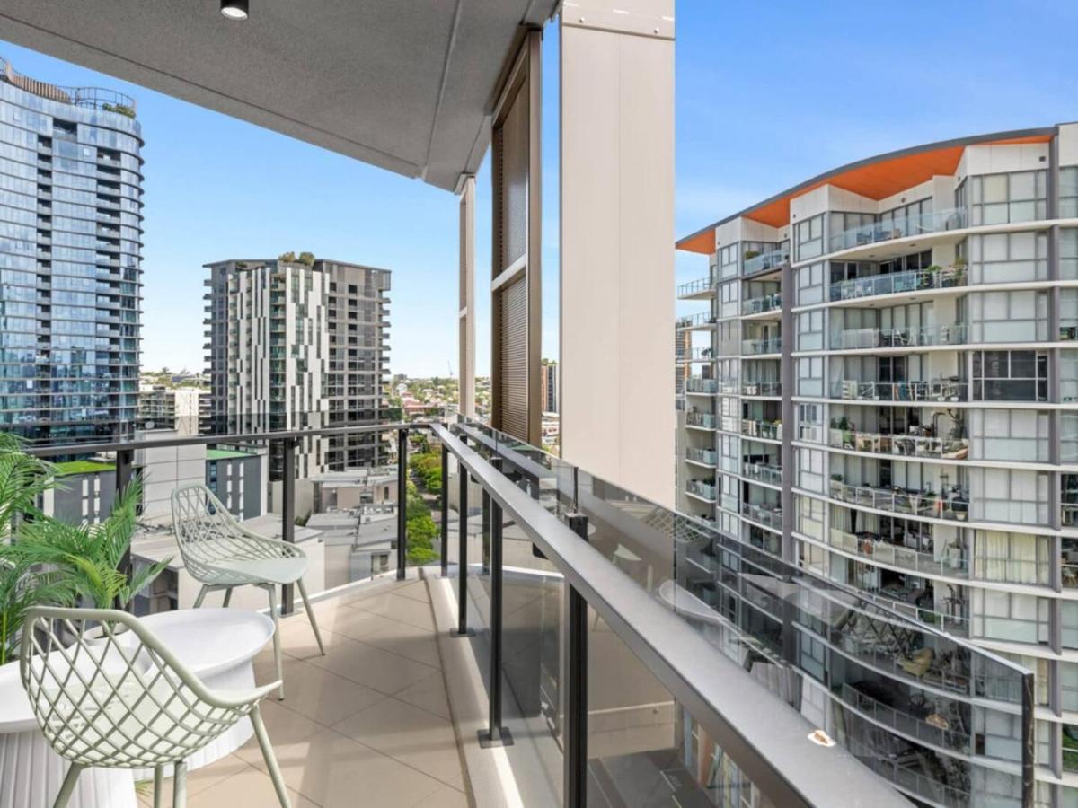 City Chic Living w Sunset Views 2BD1 Studio Apt