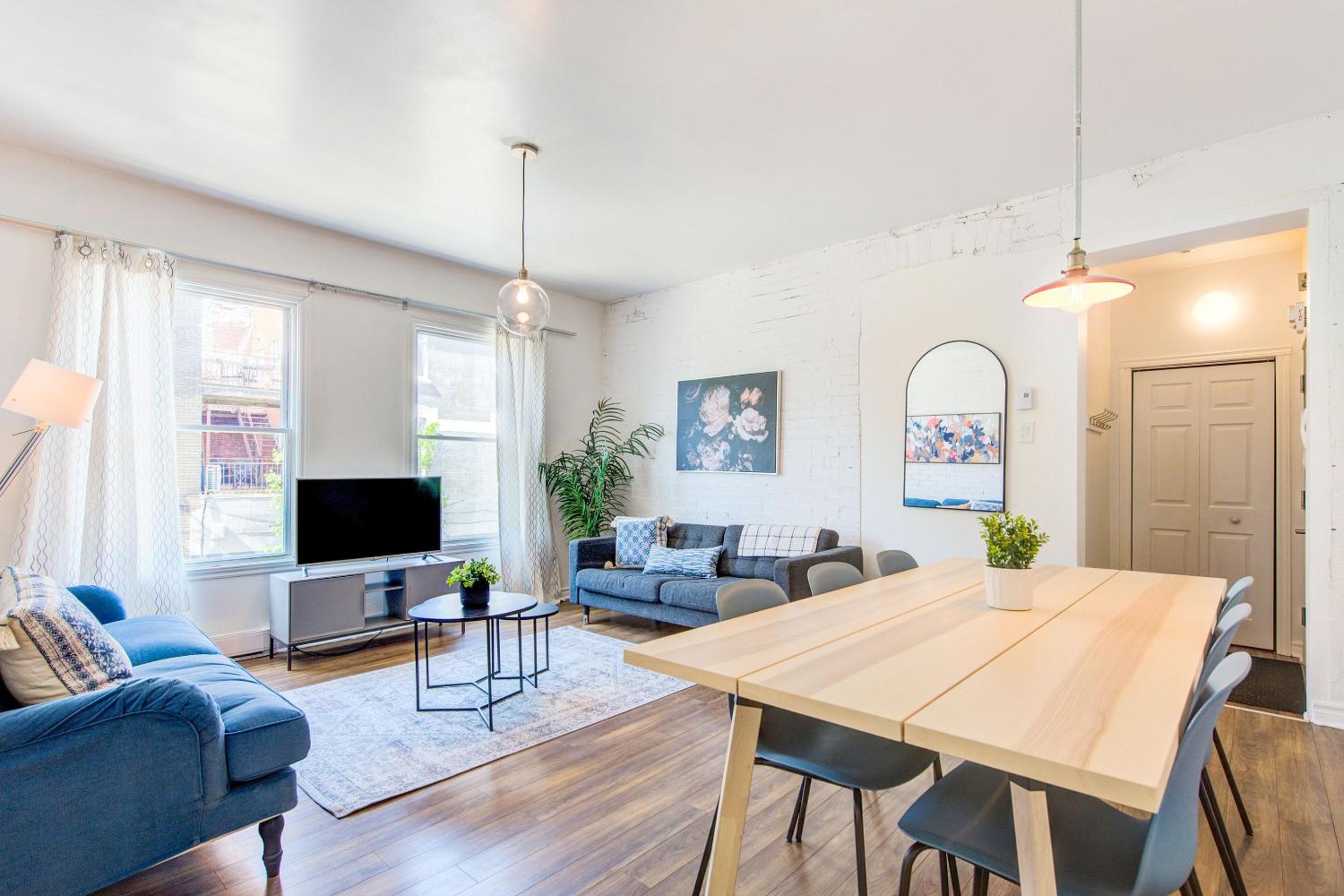 Chez Mont Royal Apartments!