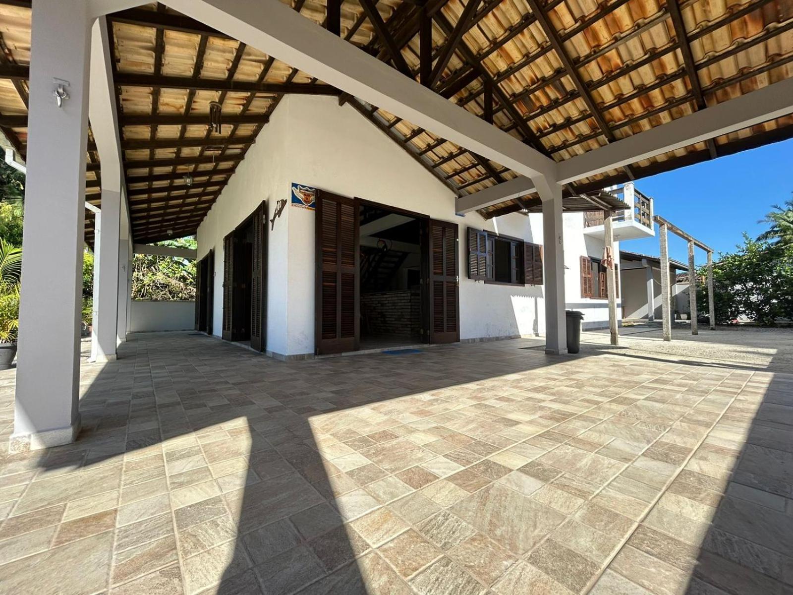 Sobrado JBK localizado a 200m do mar de Itapoá
