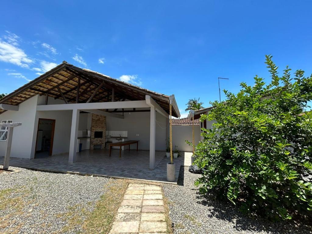 Sobrado JBK localizado a 200m do mar de Itapoá