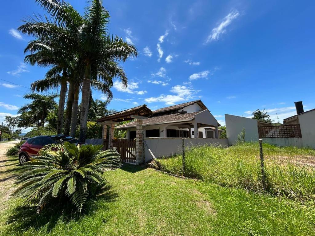 Sobrado JBK localizado a 200m do mar de Itapoá