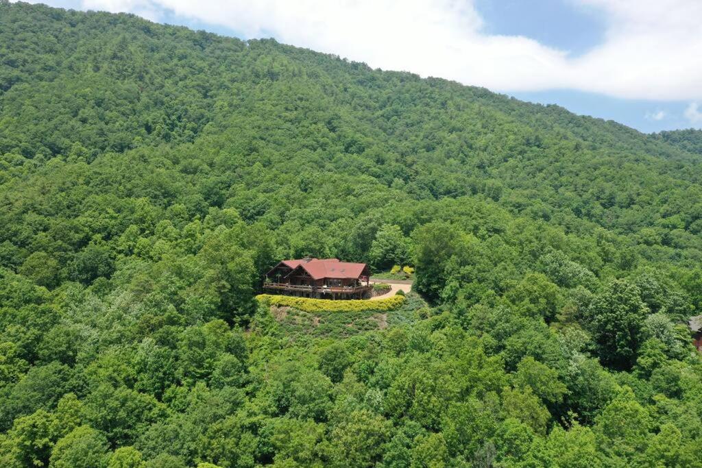 LUXURIOUS TN Mtn Lodge- Sleeps 22+, Hiking & Lake view 2