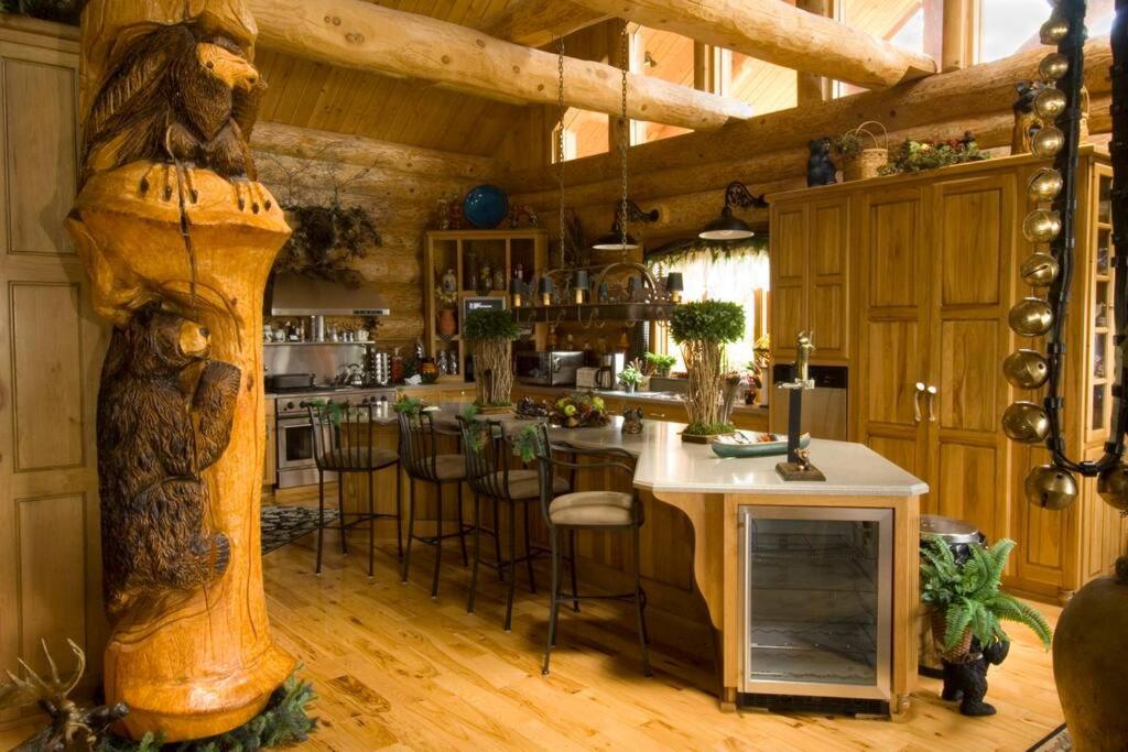 LUXURIOUS TN Mtn Lodge- Sleeps 22+, Hiking & Lake view 3