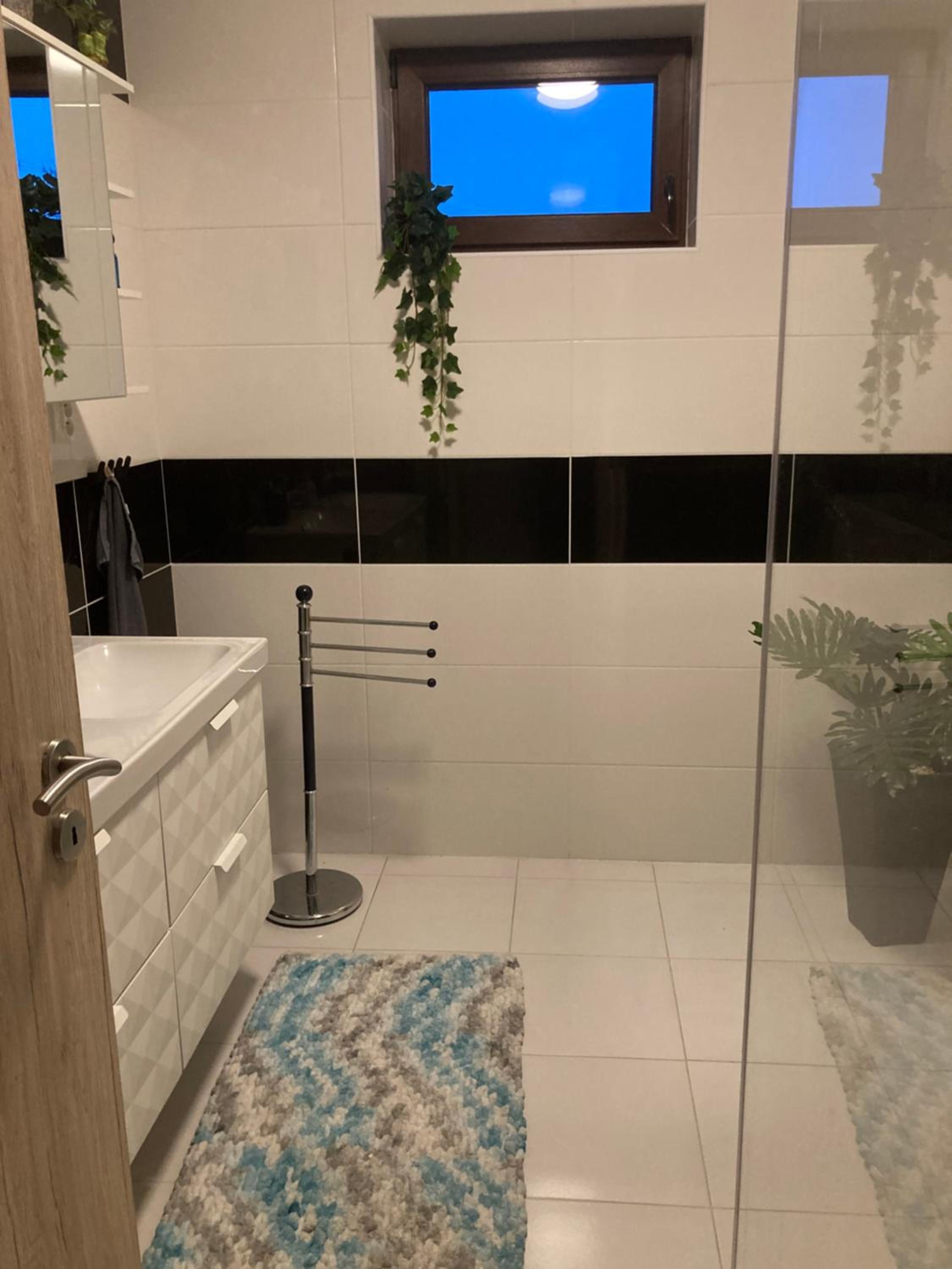 5 izbový samostatný stojaci rodinný dom s podkrovím a veľkou záhradou so sezónnym bazénom, celoročnou saunou a vírivkou, privátny wellness view 2