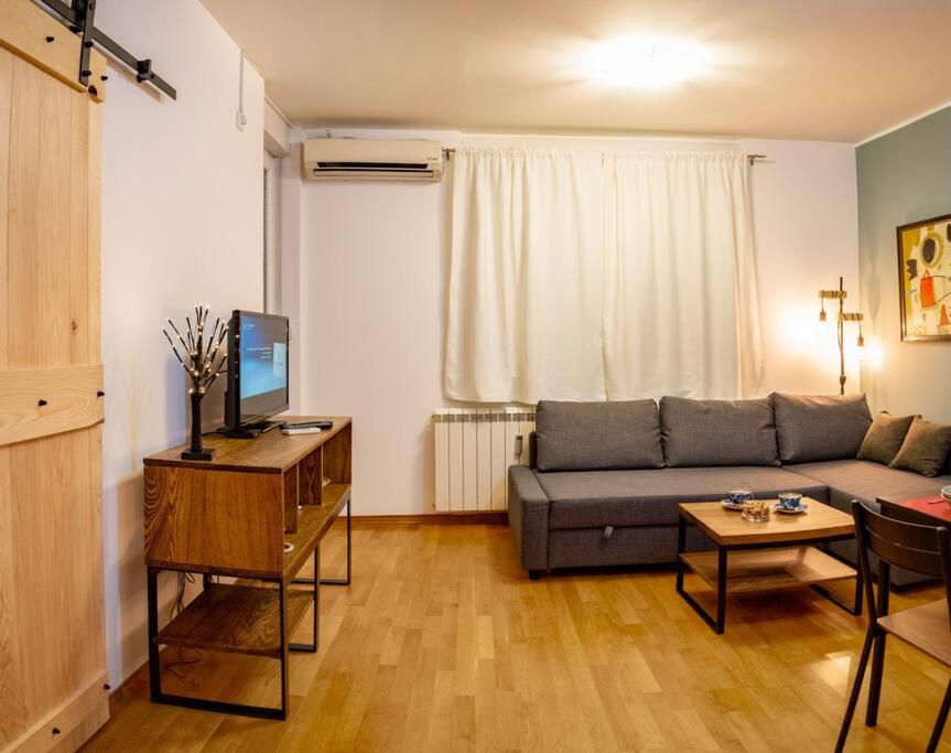 Nana's Apartment view 4