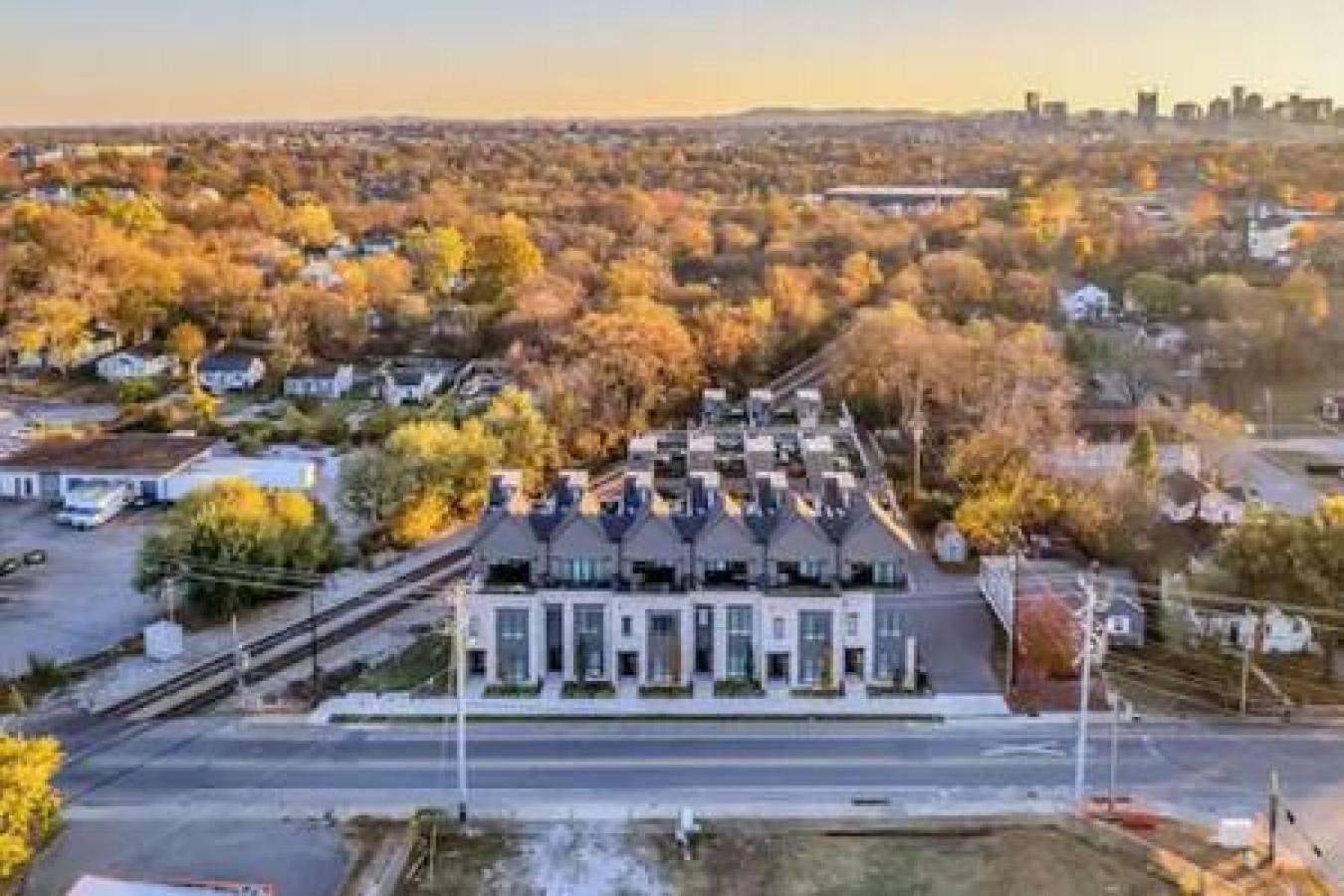 Large Patio, Rooftop Deck and Garage, 3 Miles to Broadway view 5