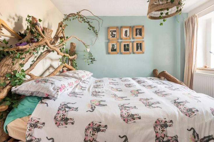 Quirky Homestay Cottage, 2 Bedrooms can be booked separately - with Guest Lounge 8 mins from Holmfirth view 3