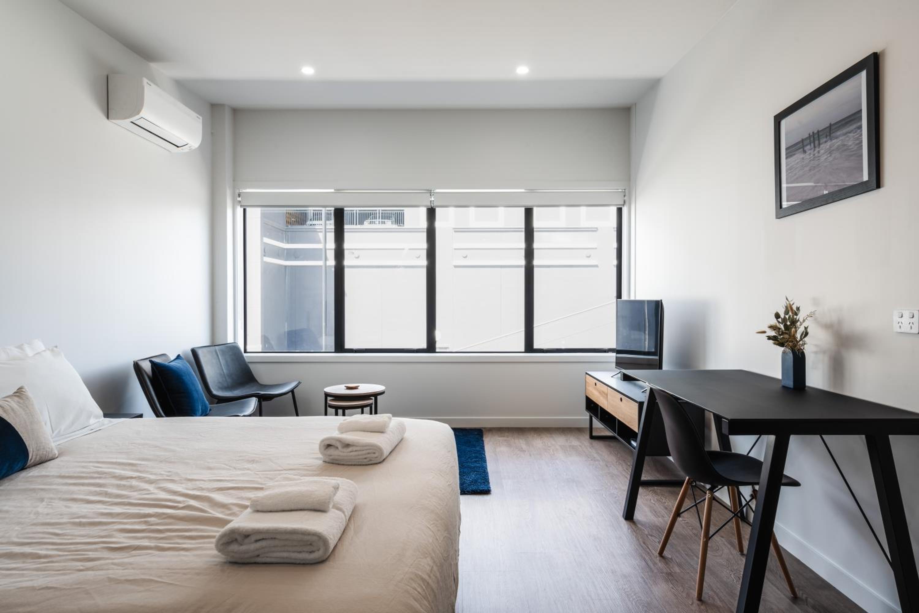 City Centre Apartment on Hanover- Studio 2 view 3