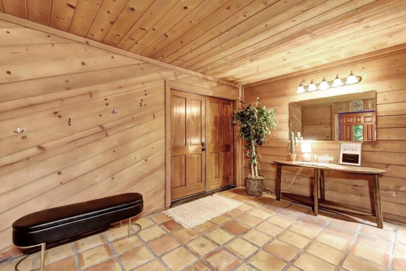 Picturesque Cabin Hot Tub view 3