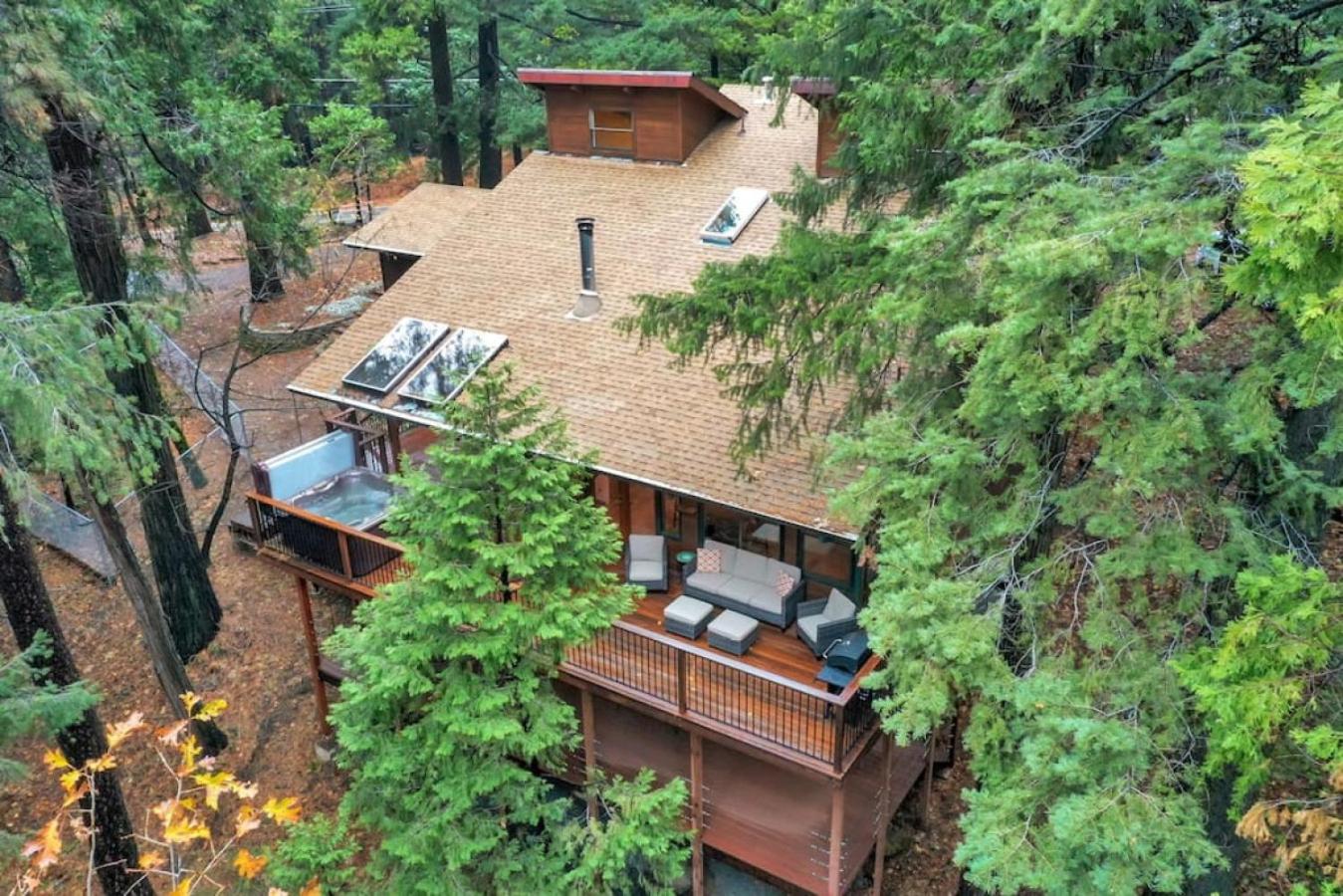 Picturesque Cabin Hot Tub view 4