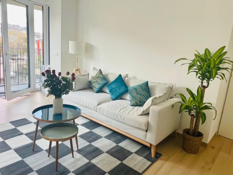 New one bedroom in City Center with Terrace