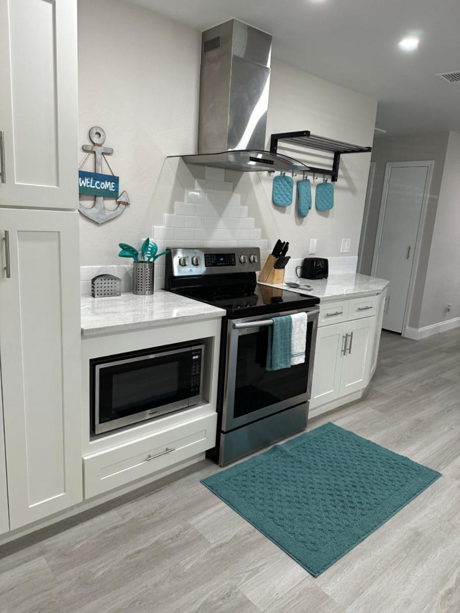 Newly remodeled, Cozy Cottage in North Palm Beach view 3