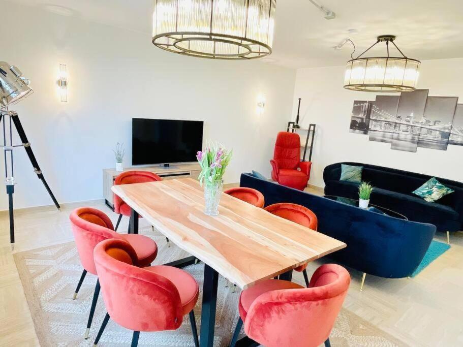 Three bedrooms flat in center w. Terrace&Parking