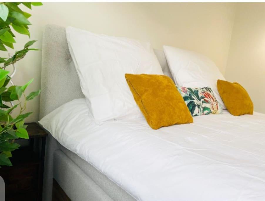 Three bedrooms flat in center w. Terrace&Parking