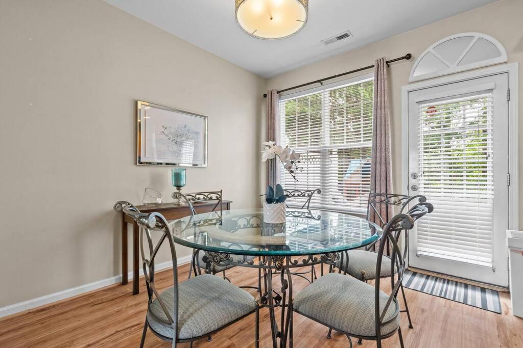 Peaceful, townhome in Hope Valley Farms