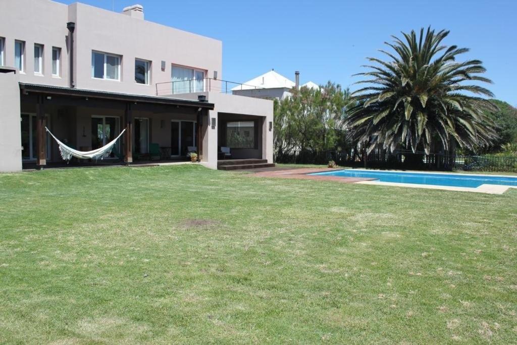 Casa De Alta Categoría Ubicada En Barrio Medanos Frente Al Mar