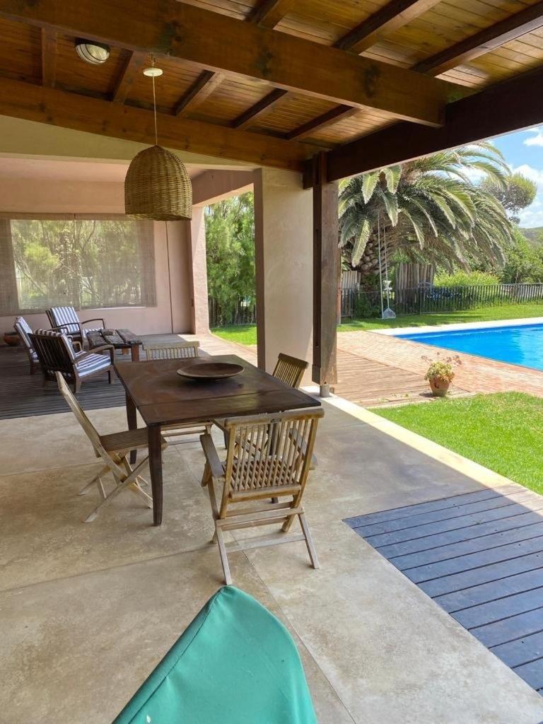 Casa De Alta Categoría Ubicada En Barrio Medanos Frente Al Mar