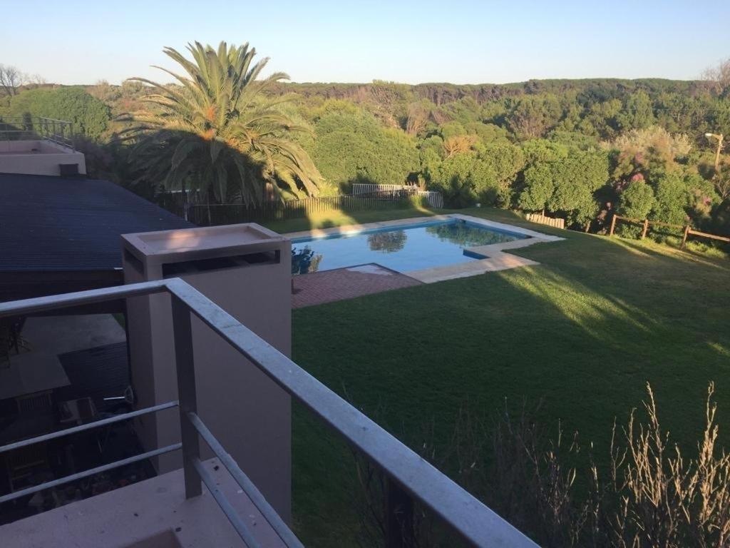 Casa De Alta Categoría Ubicada En Barrio Medanos Frente Al Mar