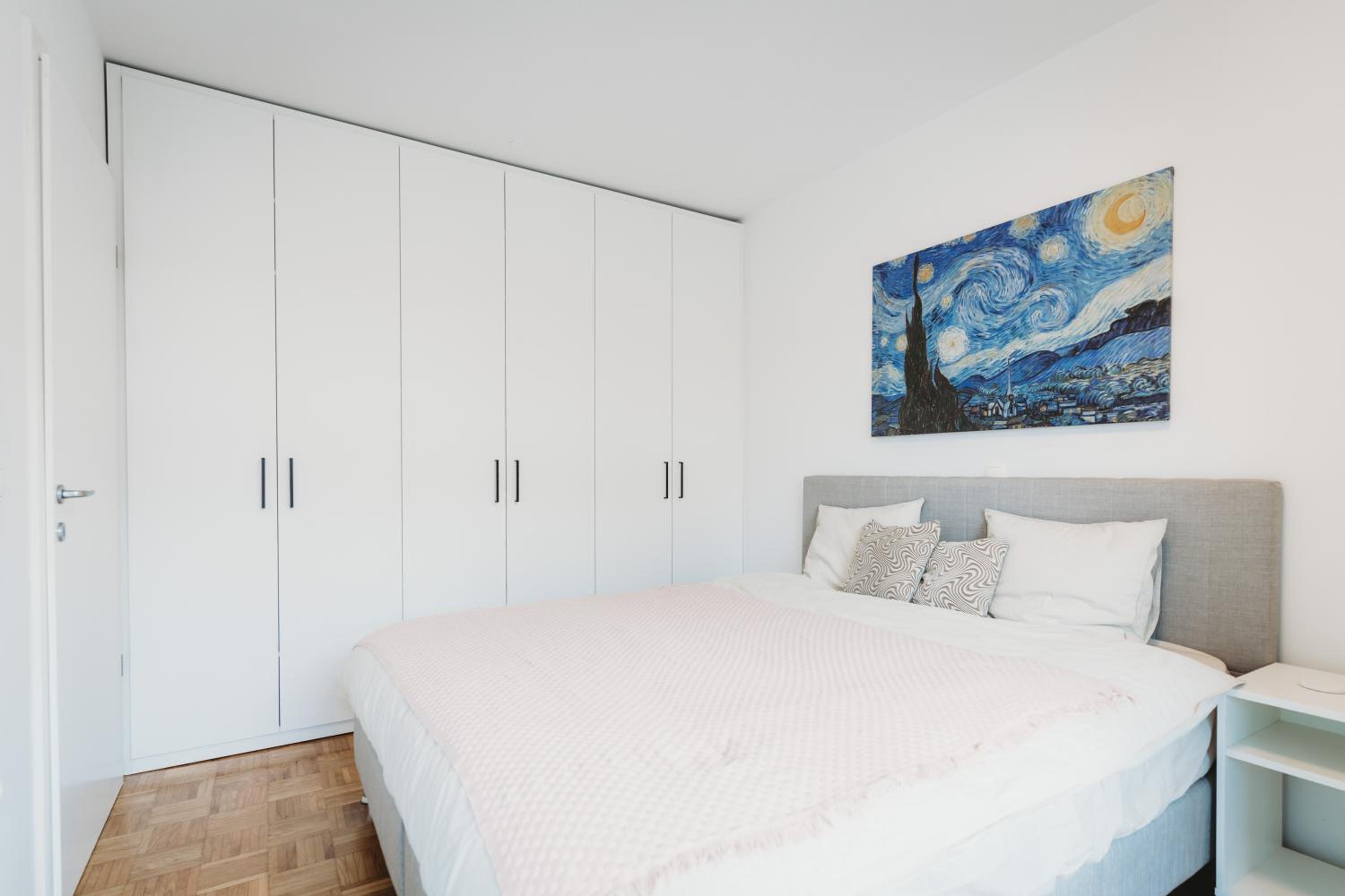 Peaceful Little Retreat, spacious free garage park view 3