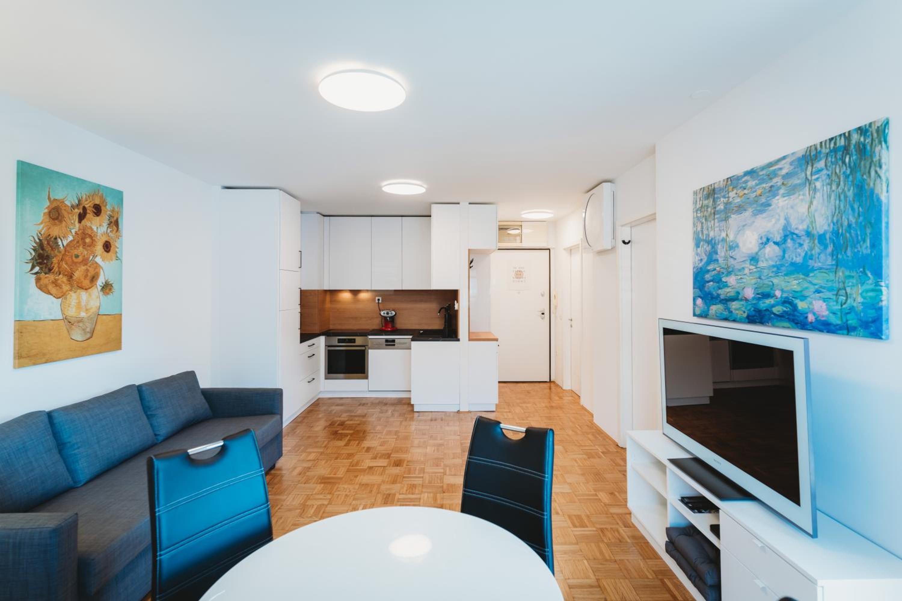 Peaceful Little Retreat, spacious free garage park view 4