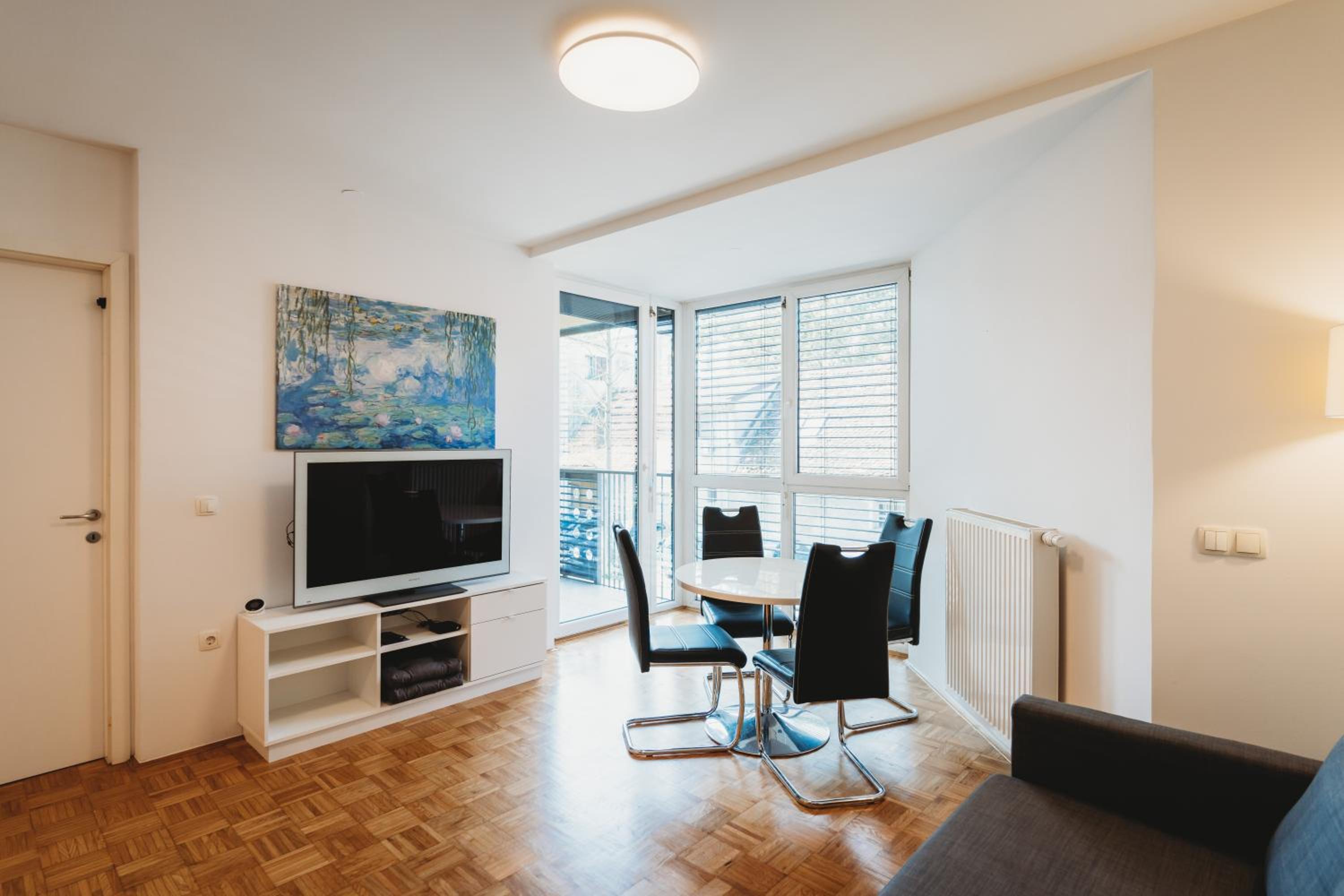 Peaceful Little Retreat, spacious free garage park view 5